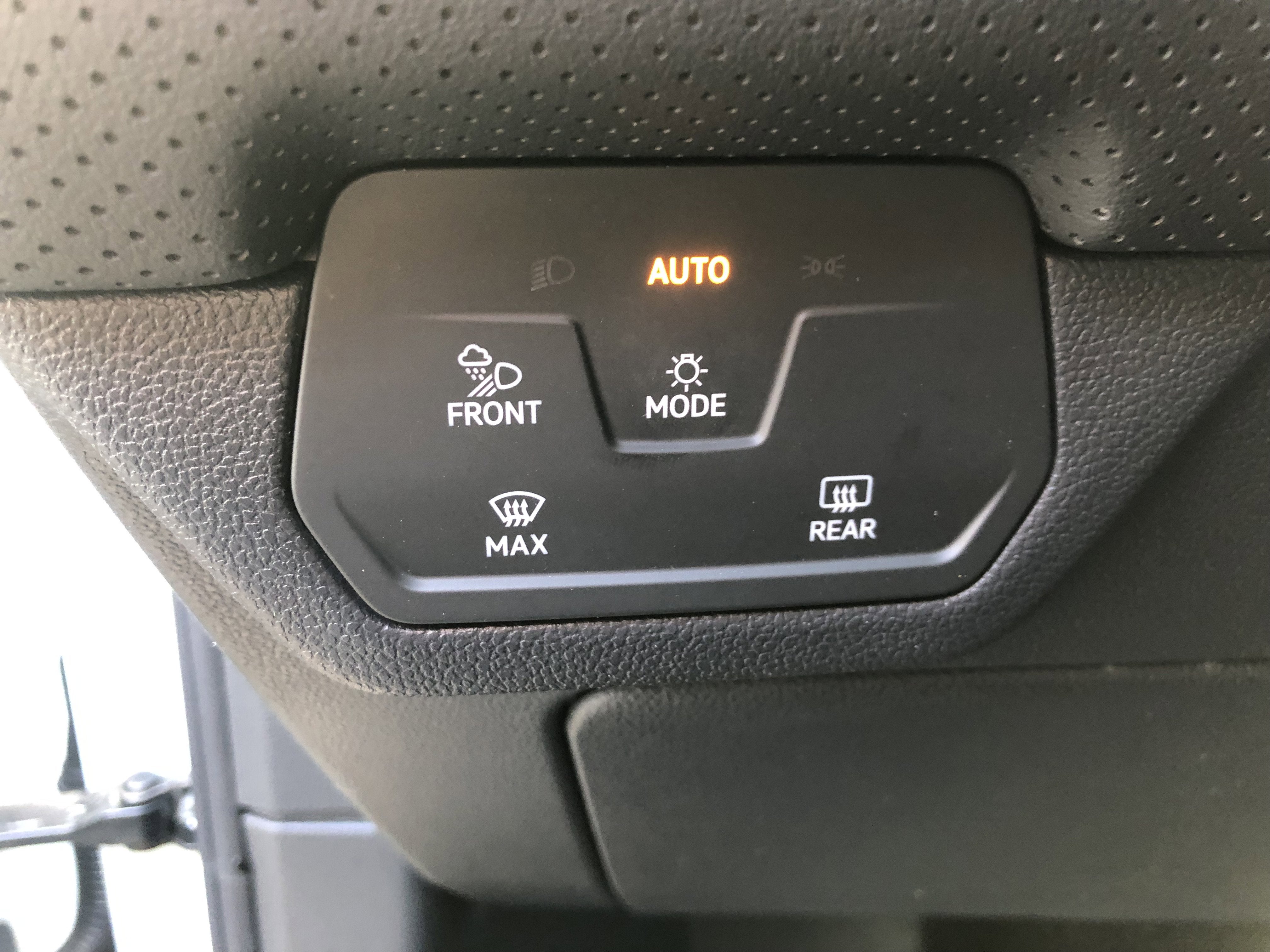 2026 Volkswagen Atlas 2.0T SE w/Technology w/captains chairs, panoramic sunroof and black wheel package