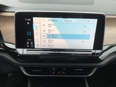 2026 Volkswagen Atlas 2.0T SE w/Technology w/panoramic sunroof and black wheel package