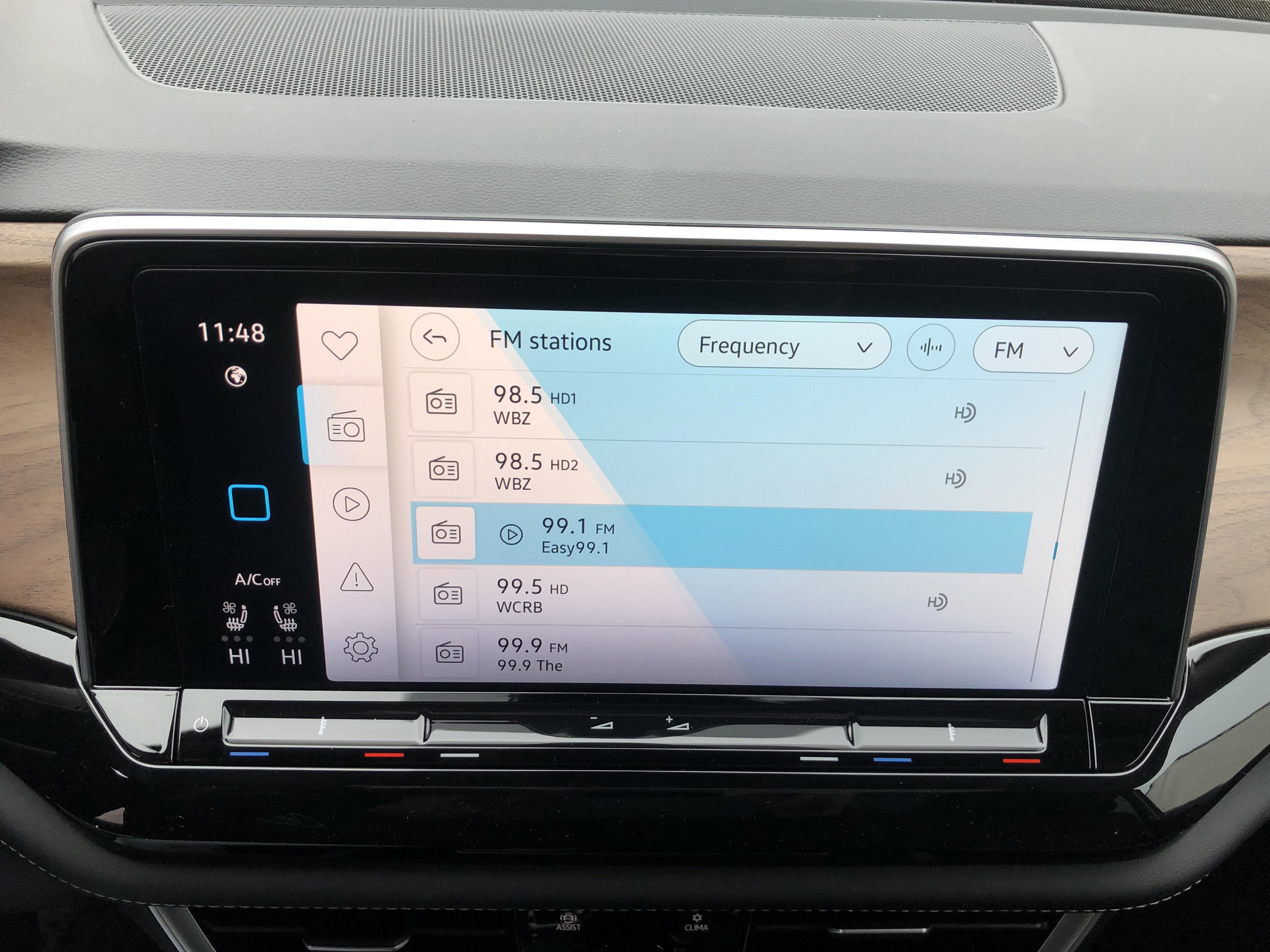 2026 Volkswagen Atlas 2.0T SE w/Technology w/panoramic sunroof and black wheel package