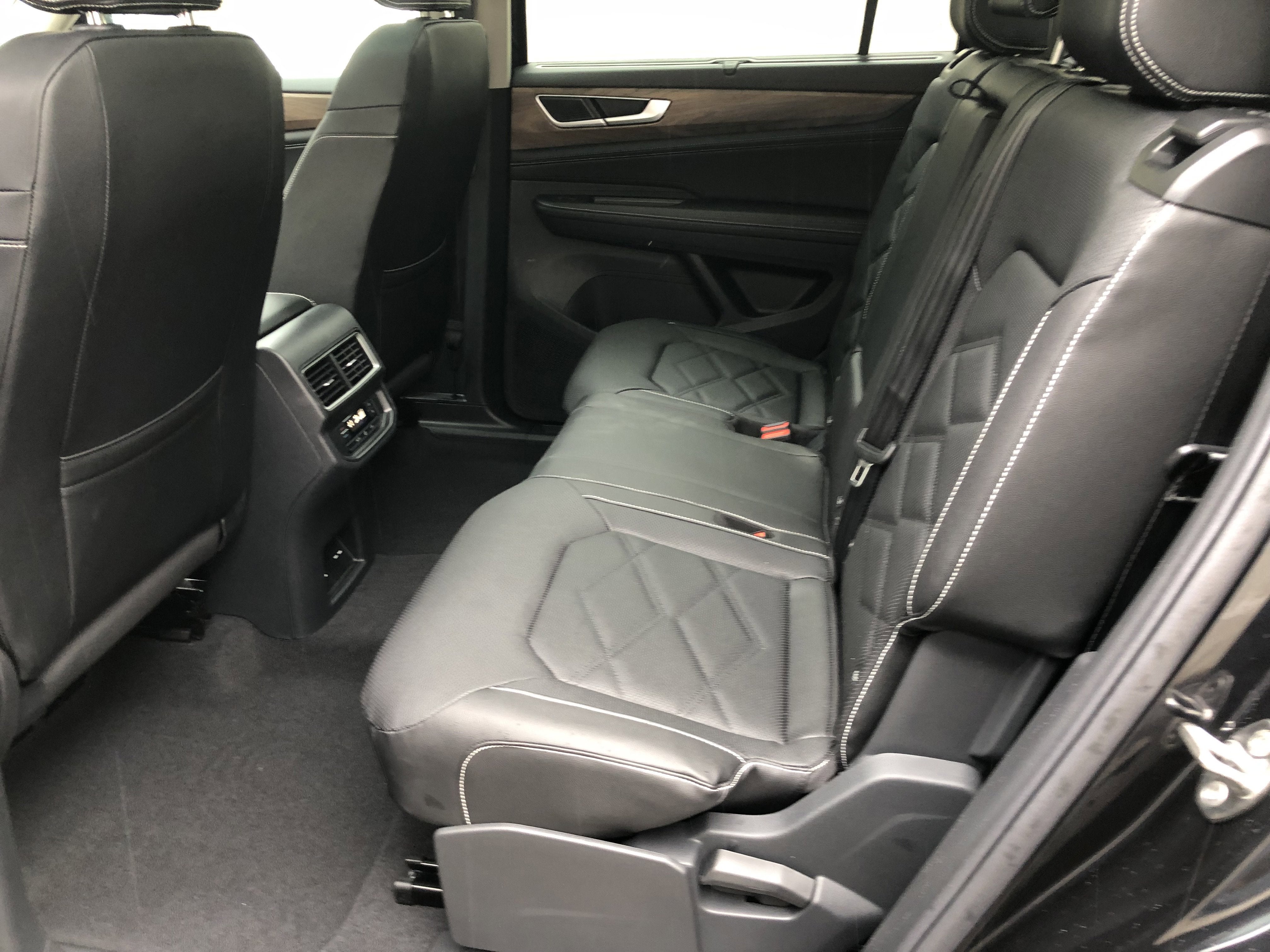 2026 Volkswagen Atlas 2.0T SE w/Technology w/panoramic sunroof and black wheel package