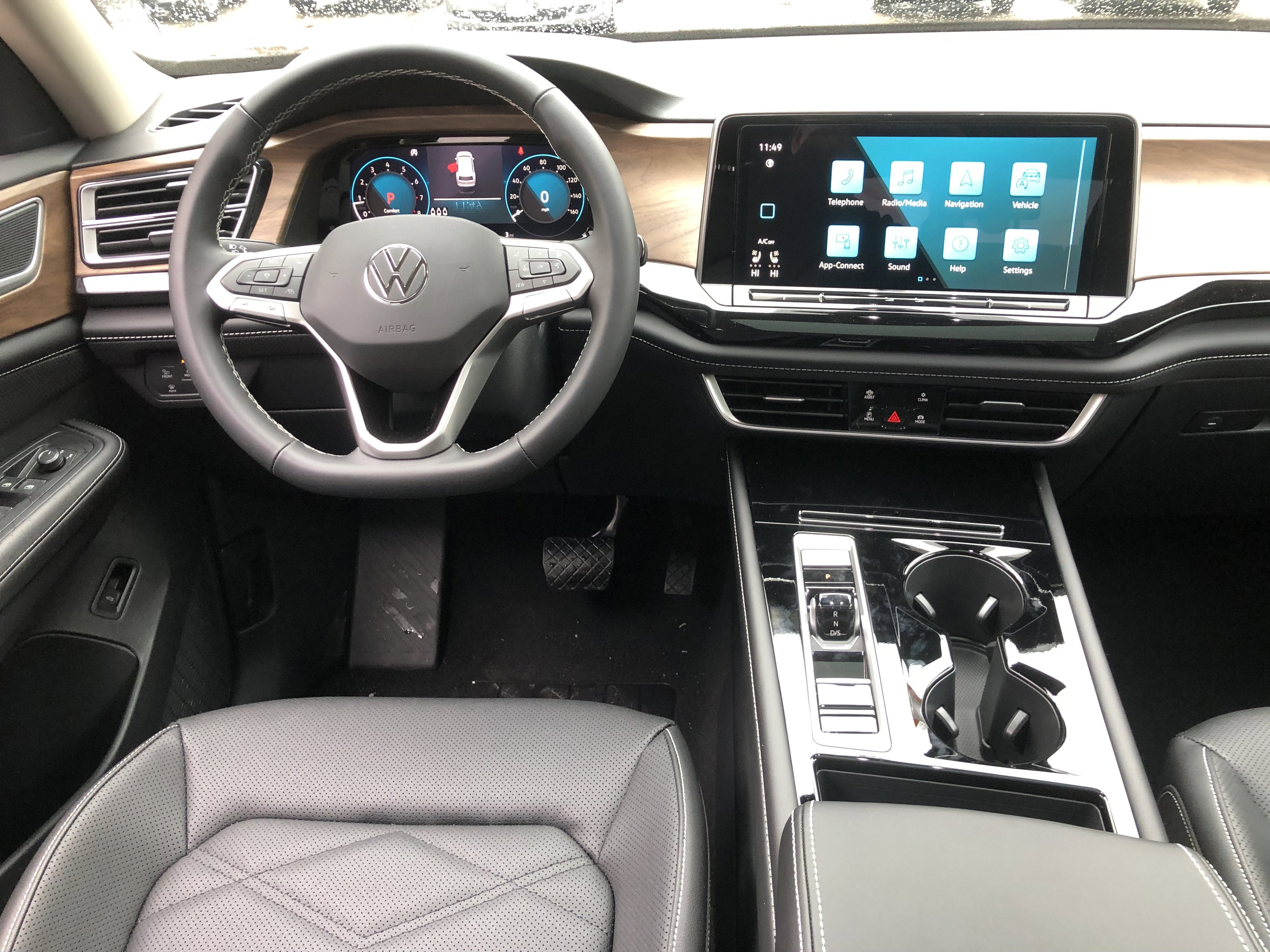 2026 Volkswagen Atlas 2.0T SE w/Technology w/panoramic sunroof and black wheel package