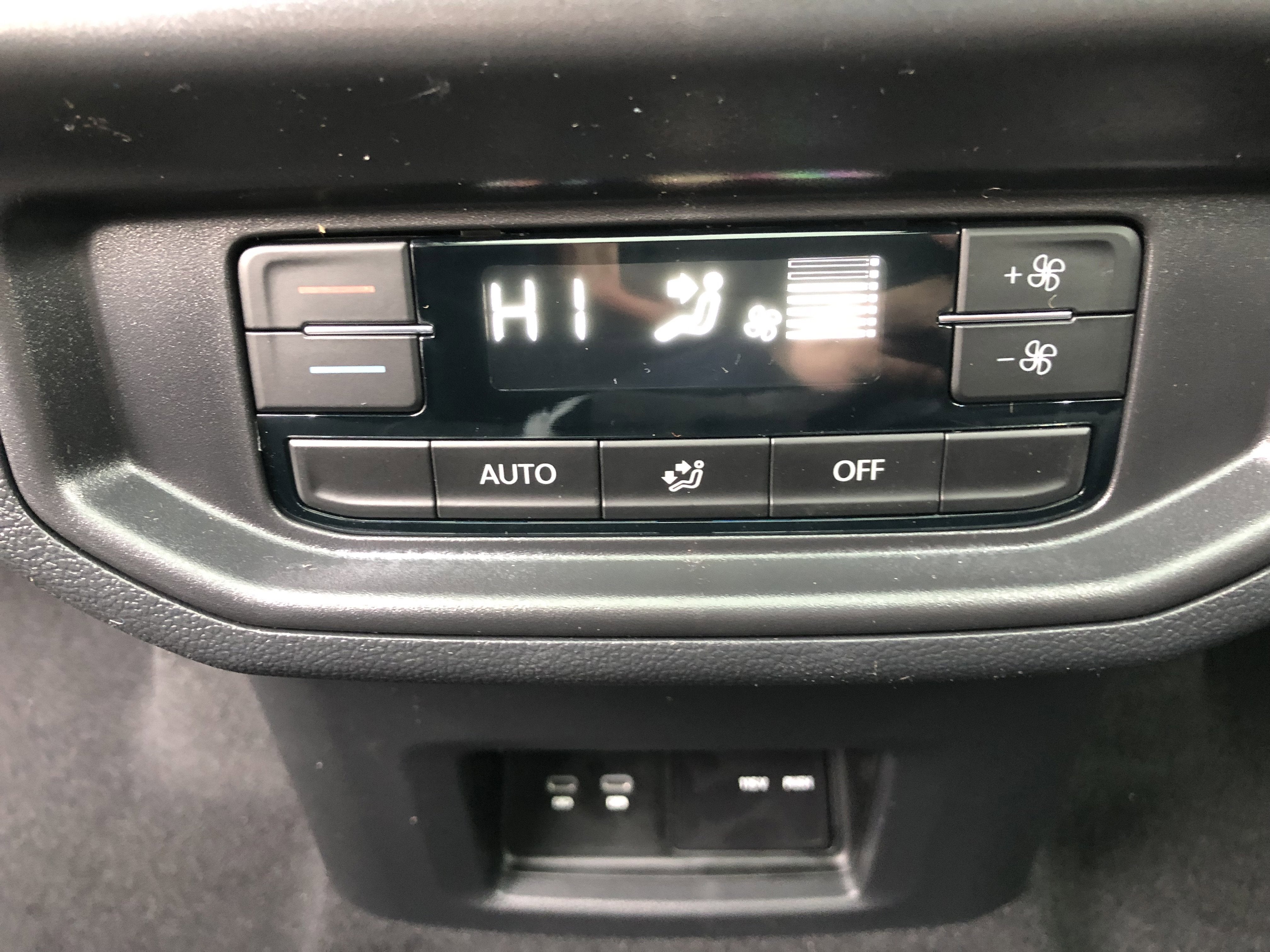 2026 Volkswagen Atlas 2.0T SE w/Technology w/panoramic sunroof and black wheel package