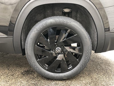 2026 Volkswagen Atlas 2.0T SE w/Technology w/panoramic sunroof and black wheel package