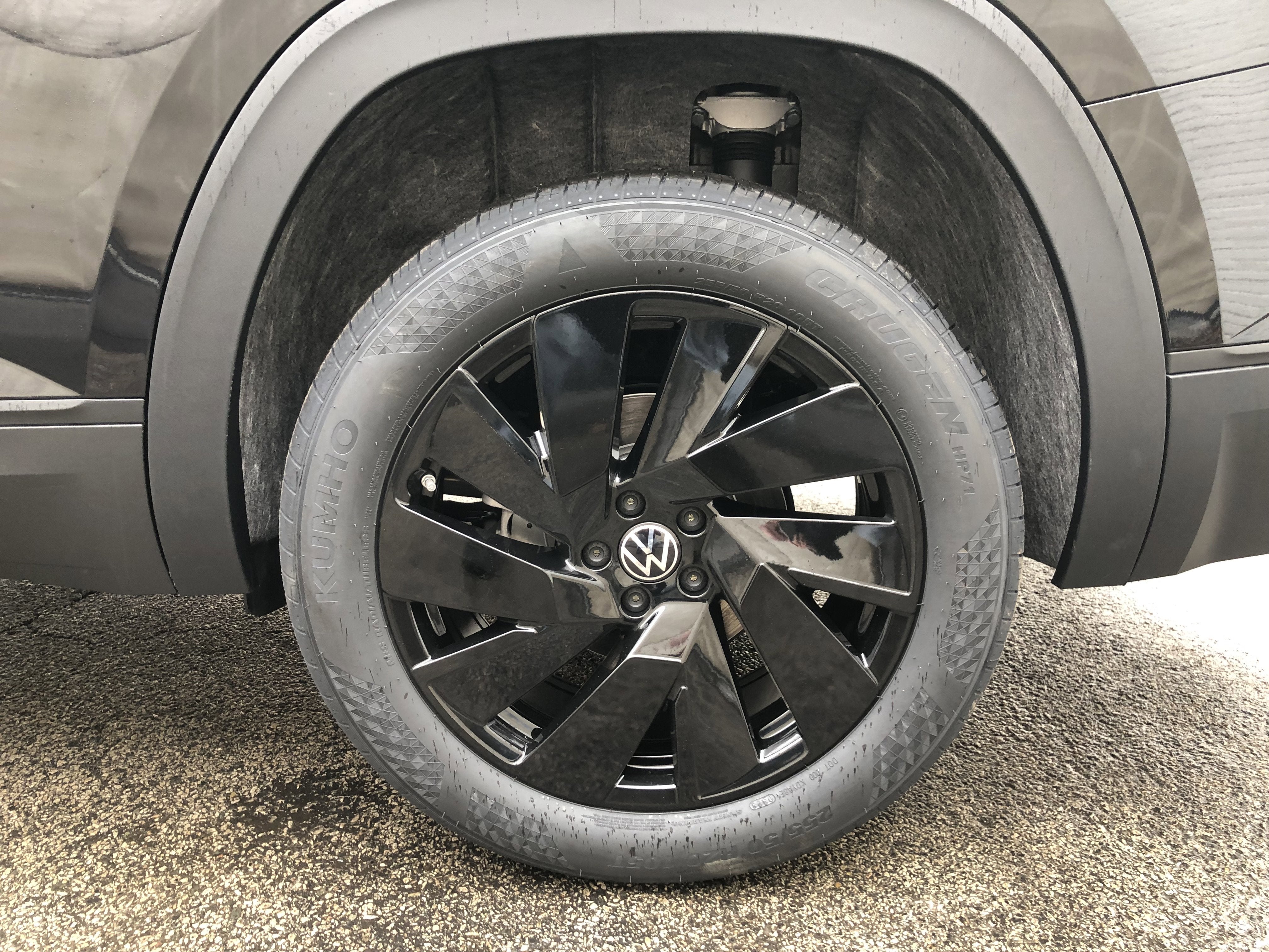 2026 Volkswagen Atlas 2.0T SE w/Technology w/panoramic sunroof and black wheel package