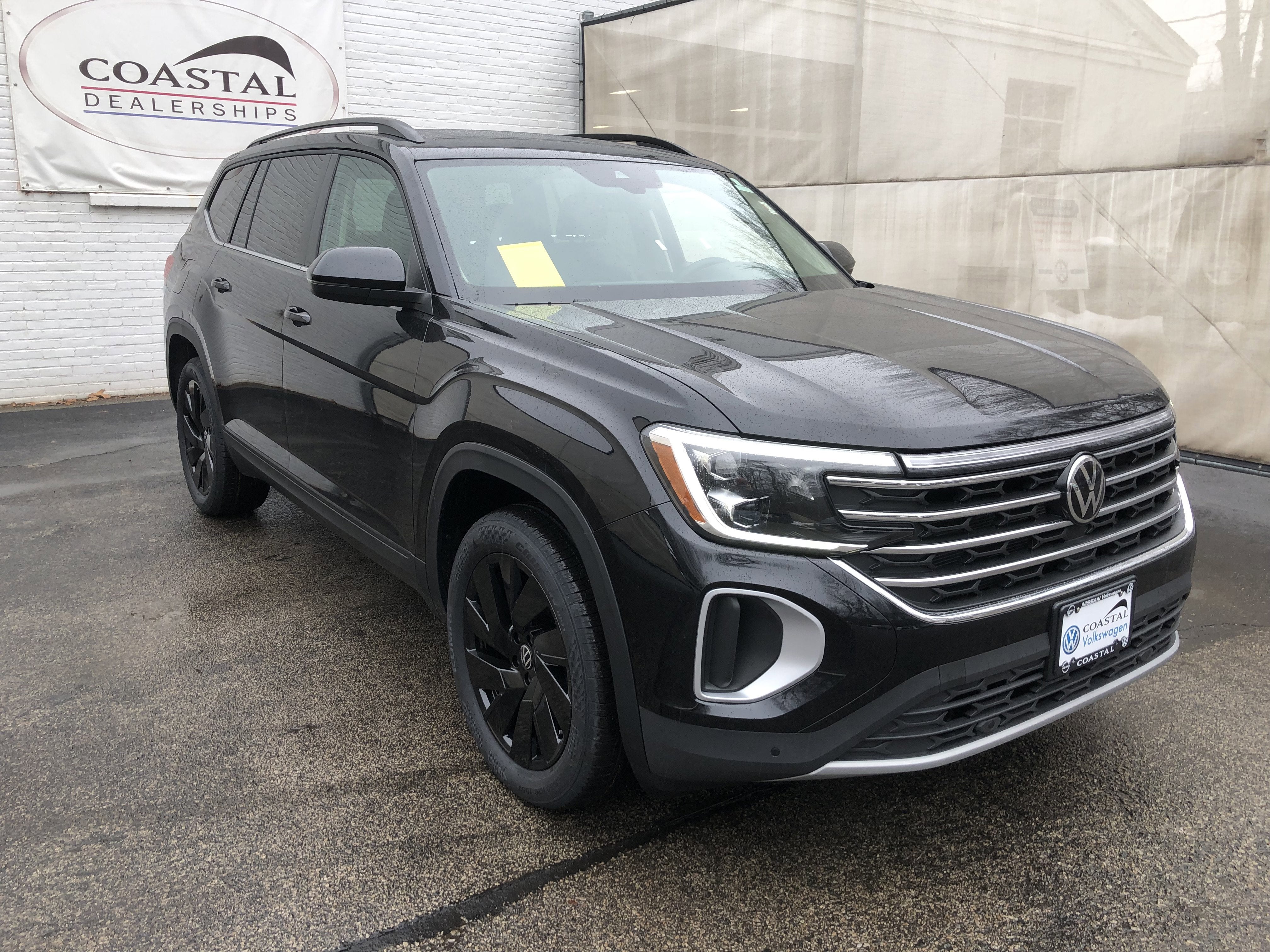 2026 Volkswagen Atlas 2.0T SE w/Technology w/panoramic sunroof and black wheel package