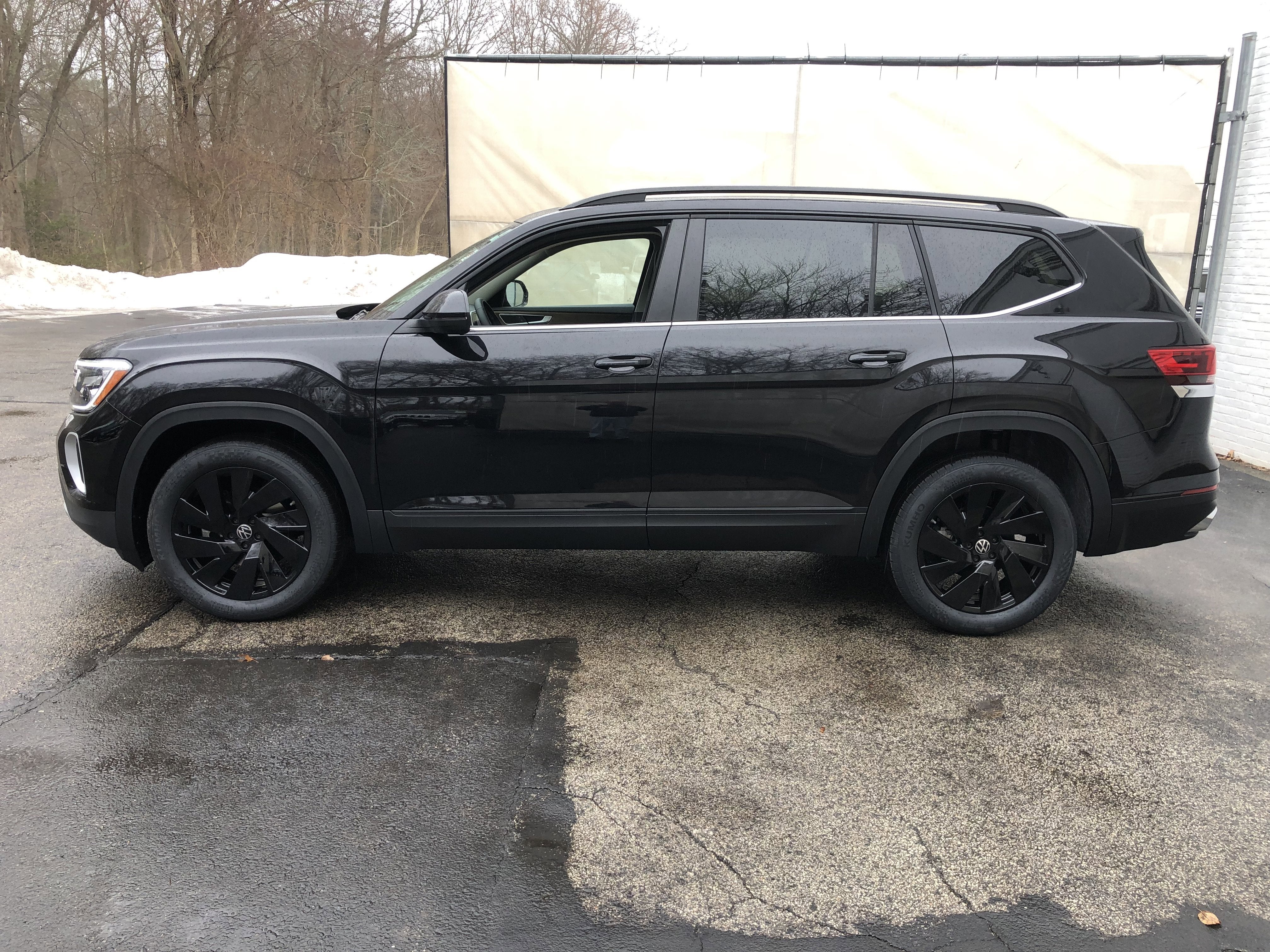2026 Volkswagen Atlas 2.0T SE w/Technology w/panoramic sunroof and black wheel package