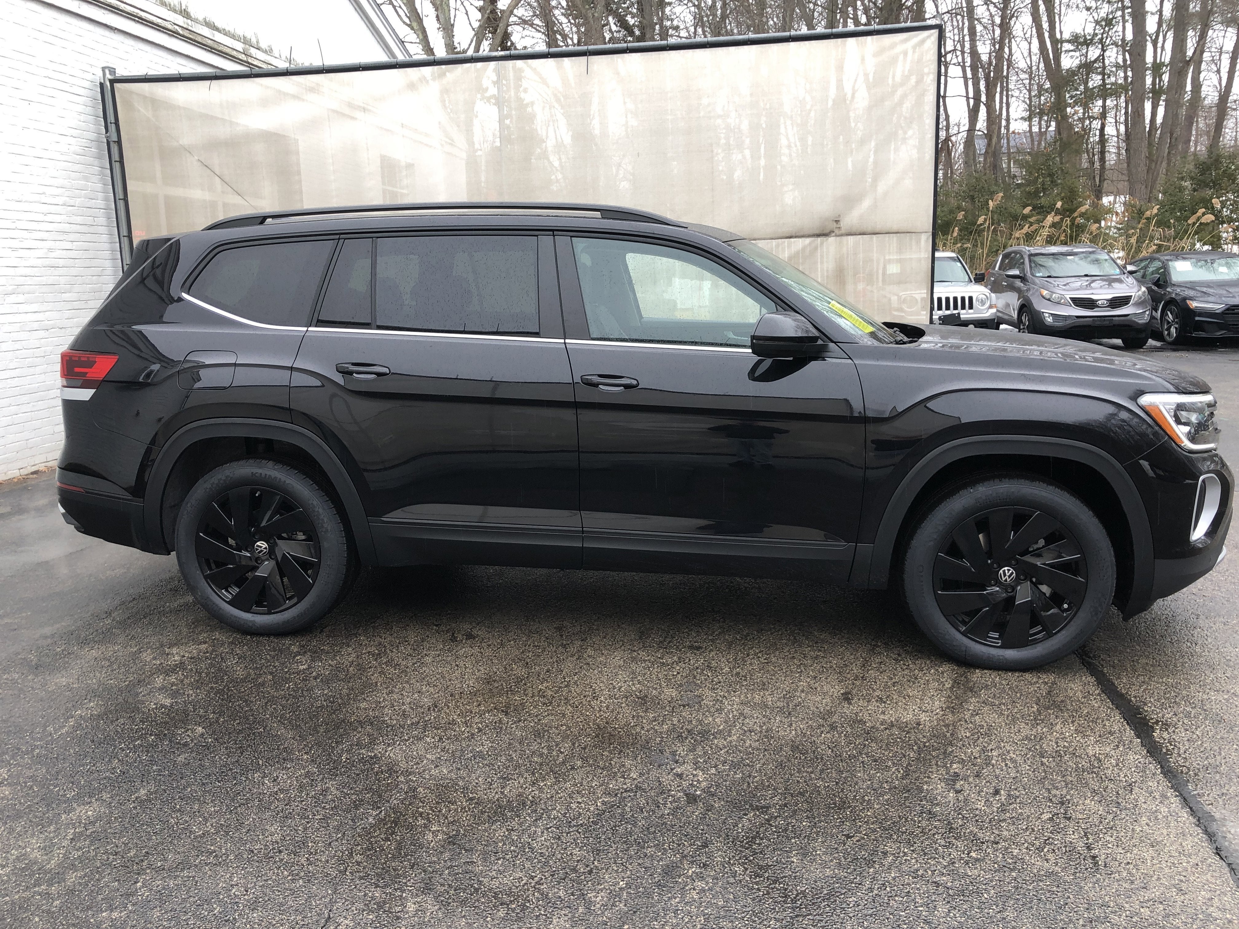 2026 Volkswagen Atlas 2.0T SE w/Technology w/panoramic sunroof and black wheel package