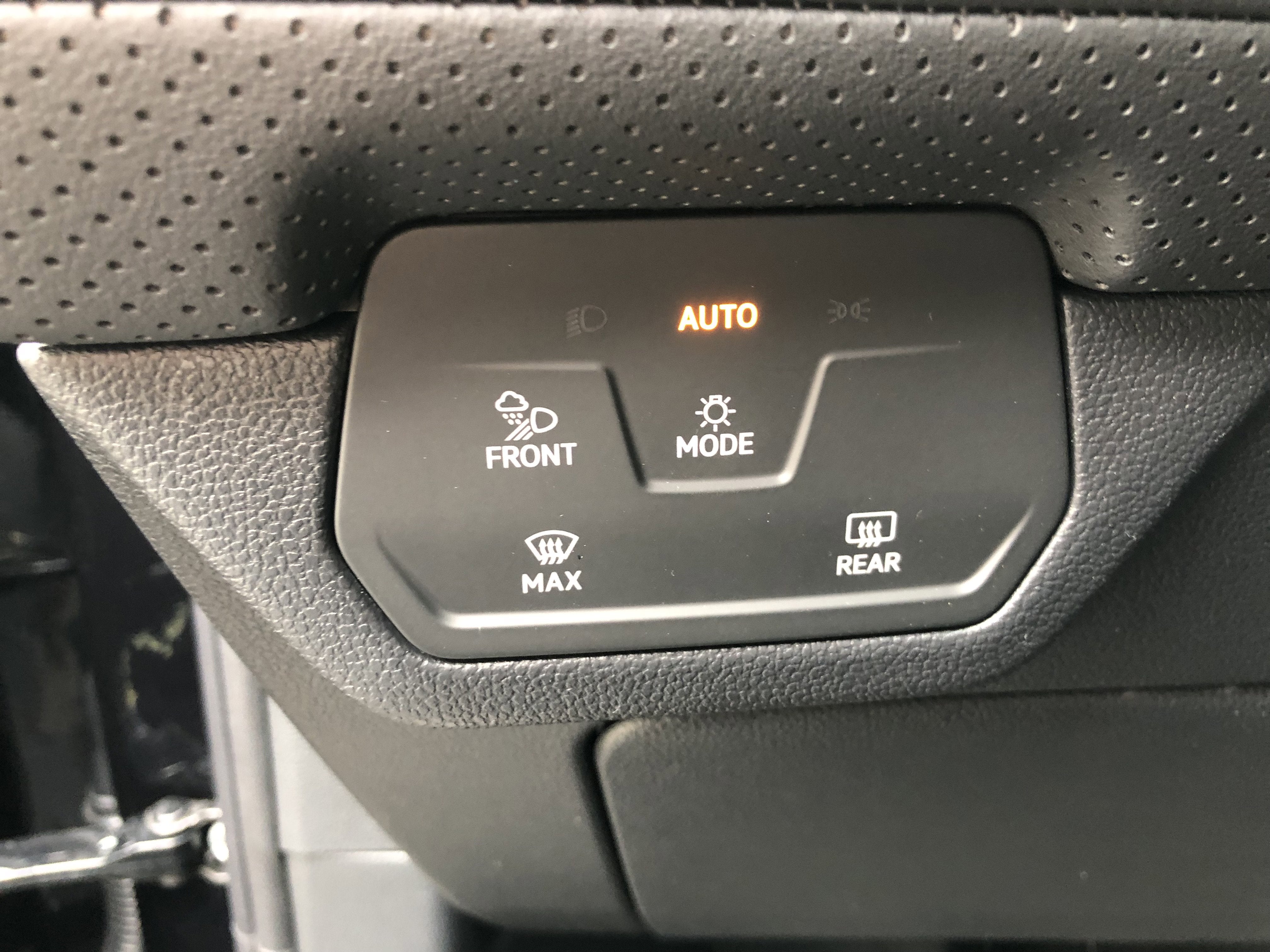 2026 Volkswagen Atlas 2.0T SE w/Technology w/panoramic sunroof and black wheel package