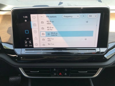 2026 Volkswagen Atlas 2.0T SE w/Technology w/captains chairs, panoramic sunroof and black wheel package