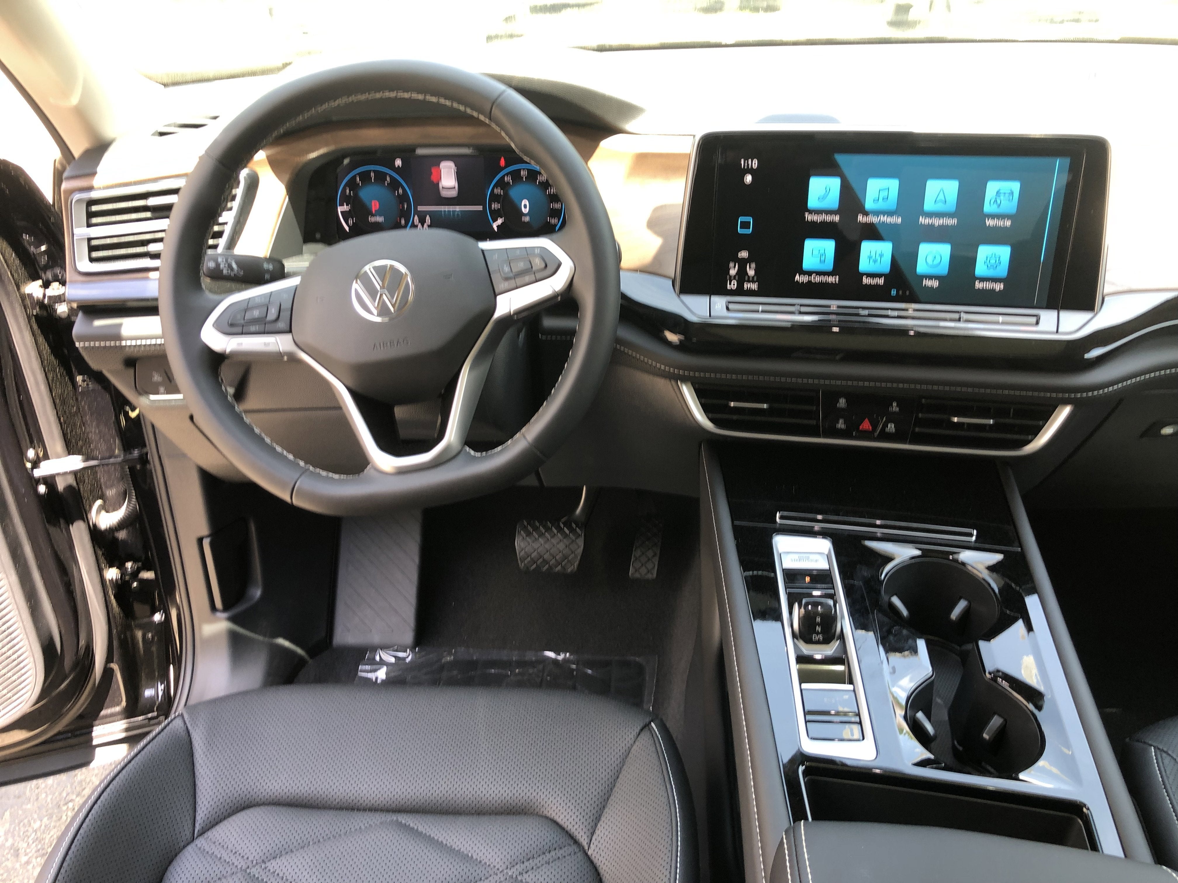 2026 Volkswagen Atlas 2.0T SE w/Technology w/captains chairs, panoramic sunroof and black wheel package