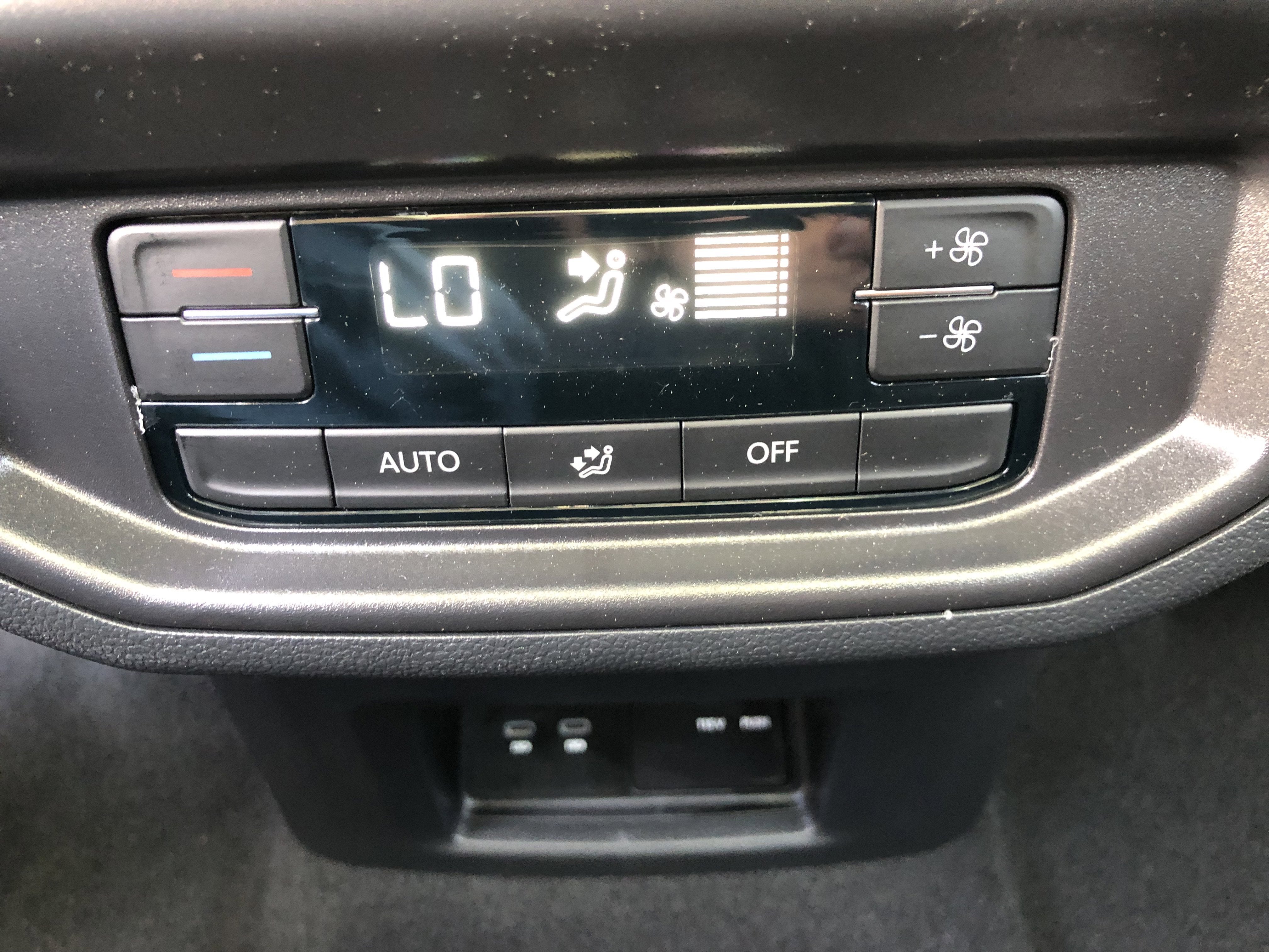 2026 Volkswagen Atlas 2.0T SE w/Technology w/captains chairs, panoramic sunroof and black wheel package