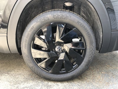 2026 Volkswagen Atlas 2.0T SE w/Technology w/captains chairs, panoramic sunroof and black wheel package