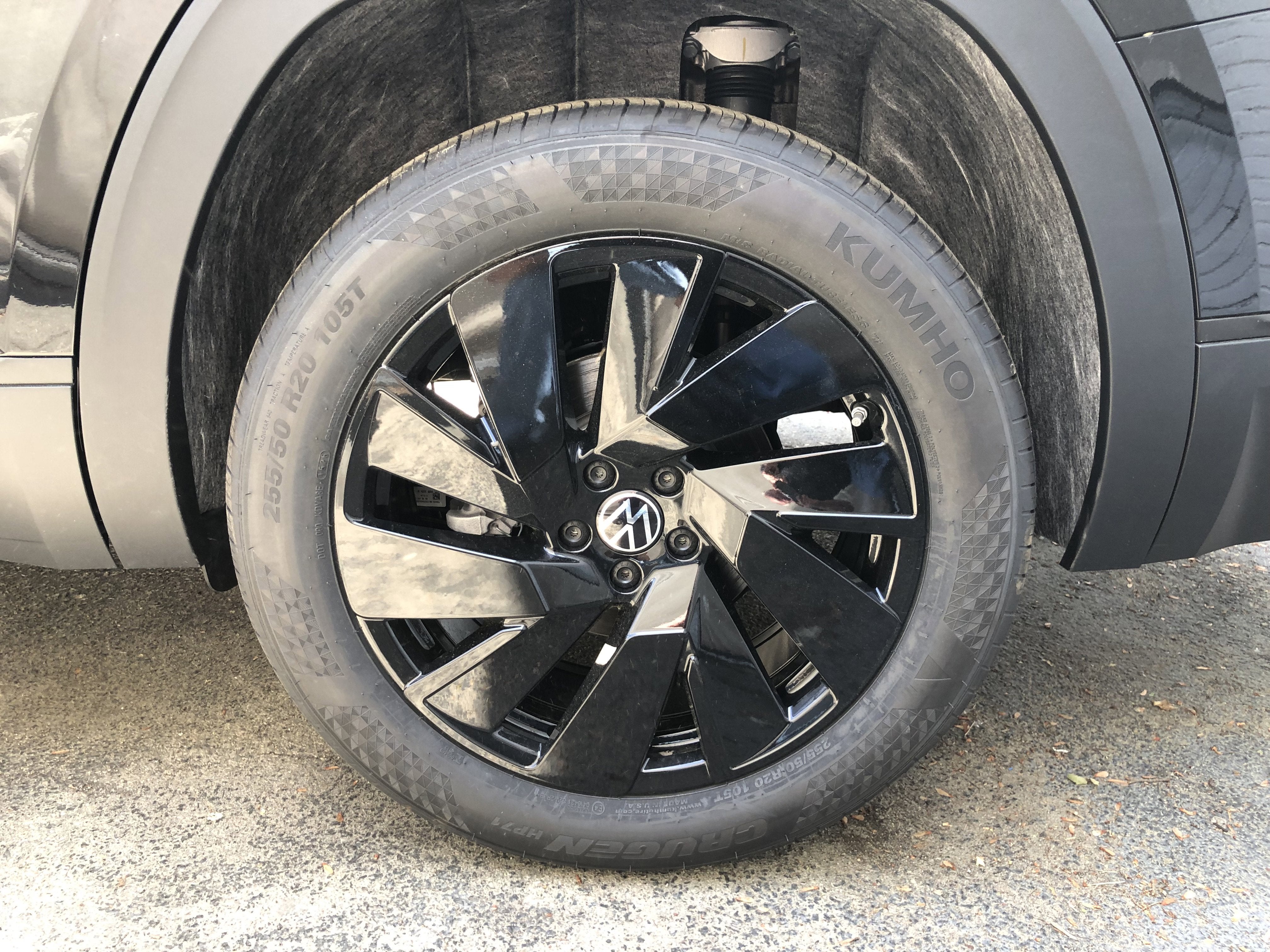 2026 Volkswagen Atlas 2.0T SE w/Technology w/captains chairs, panoramic sunroof and black wheel package