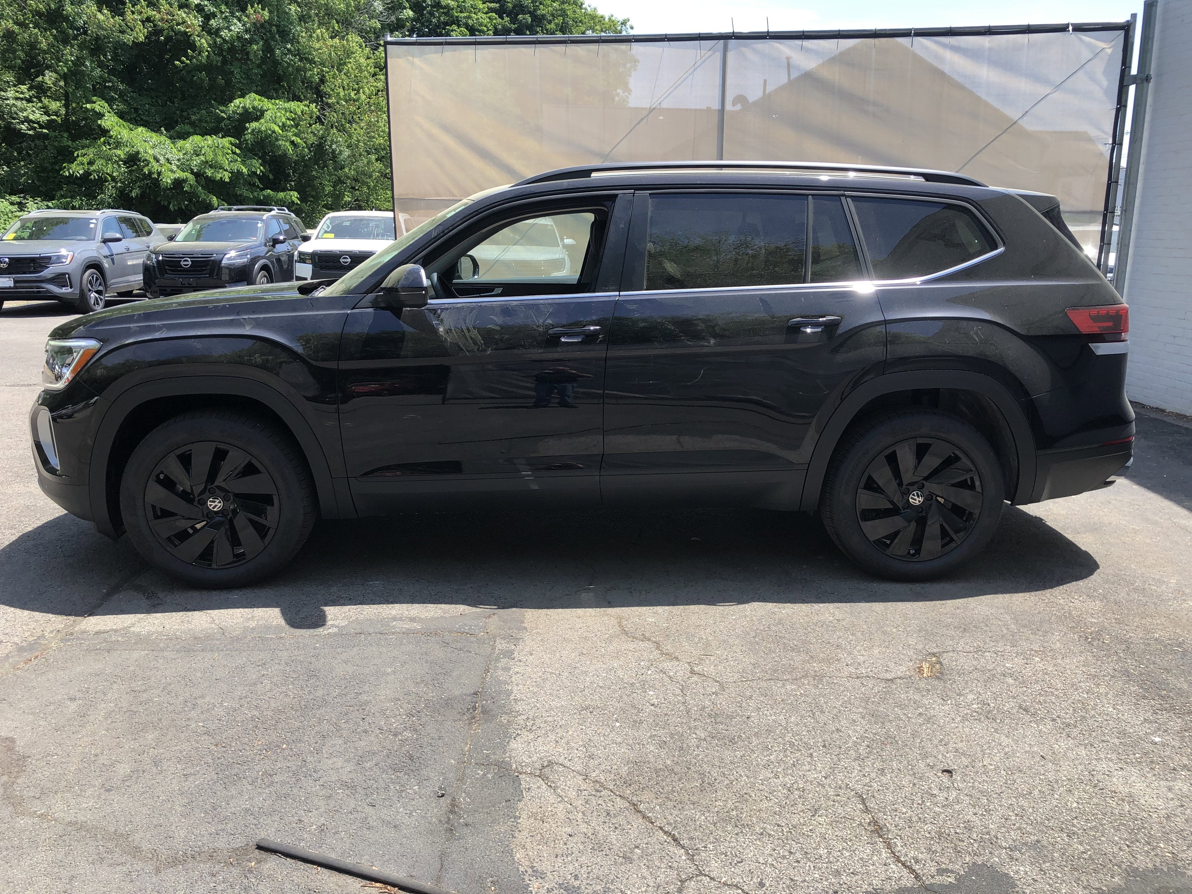 2026 Volkswagen Atlas 2.0T SE w/Technology w/captains chairs, panoramic sunroof and black wheel package