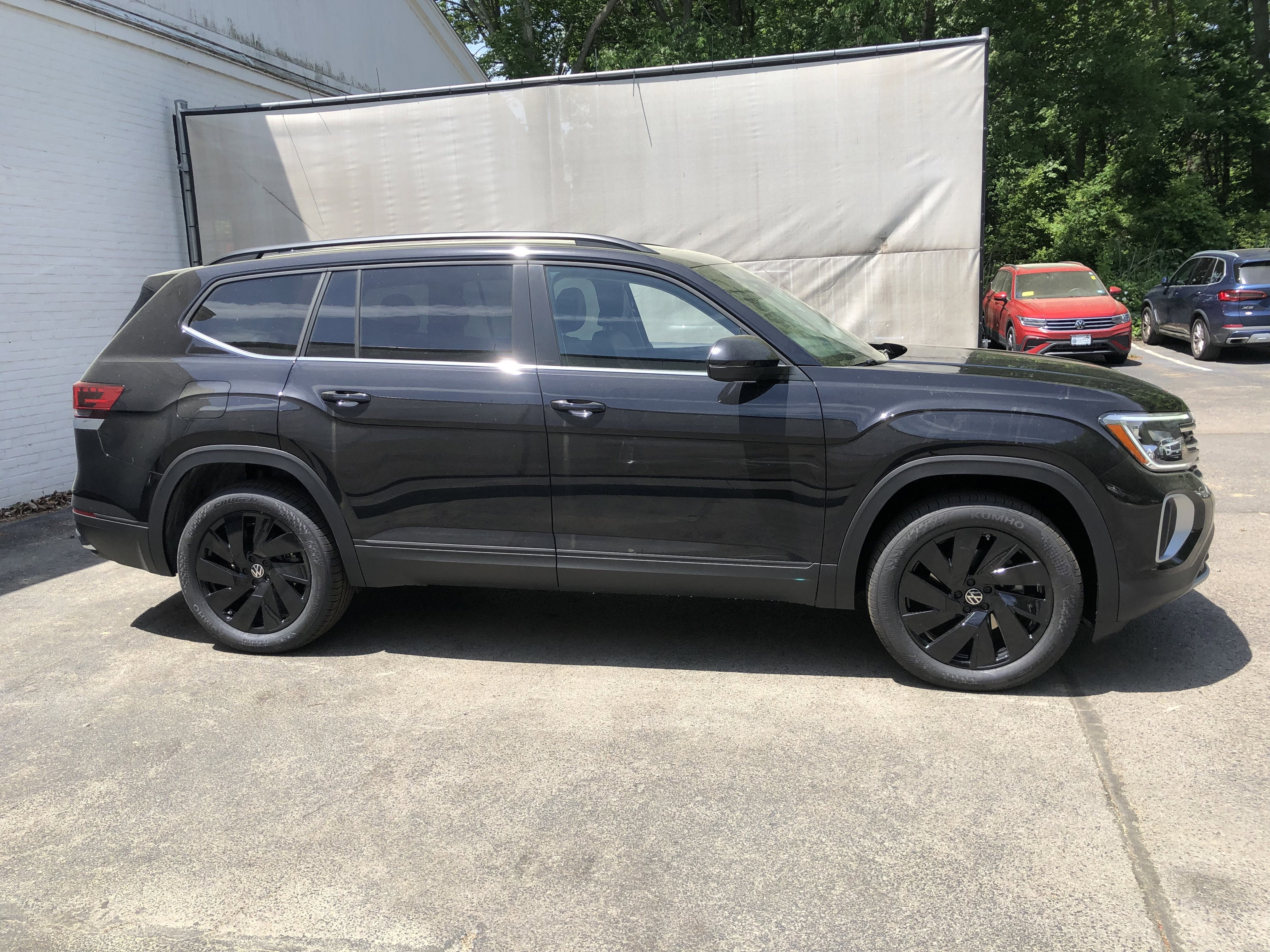 2026 Volkswagen Atlas 2.0T SE w/Technology w/captains chairs, panoramic sunroof and black wheel package