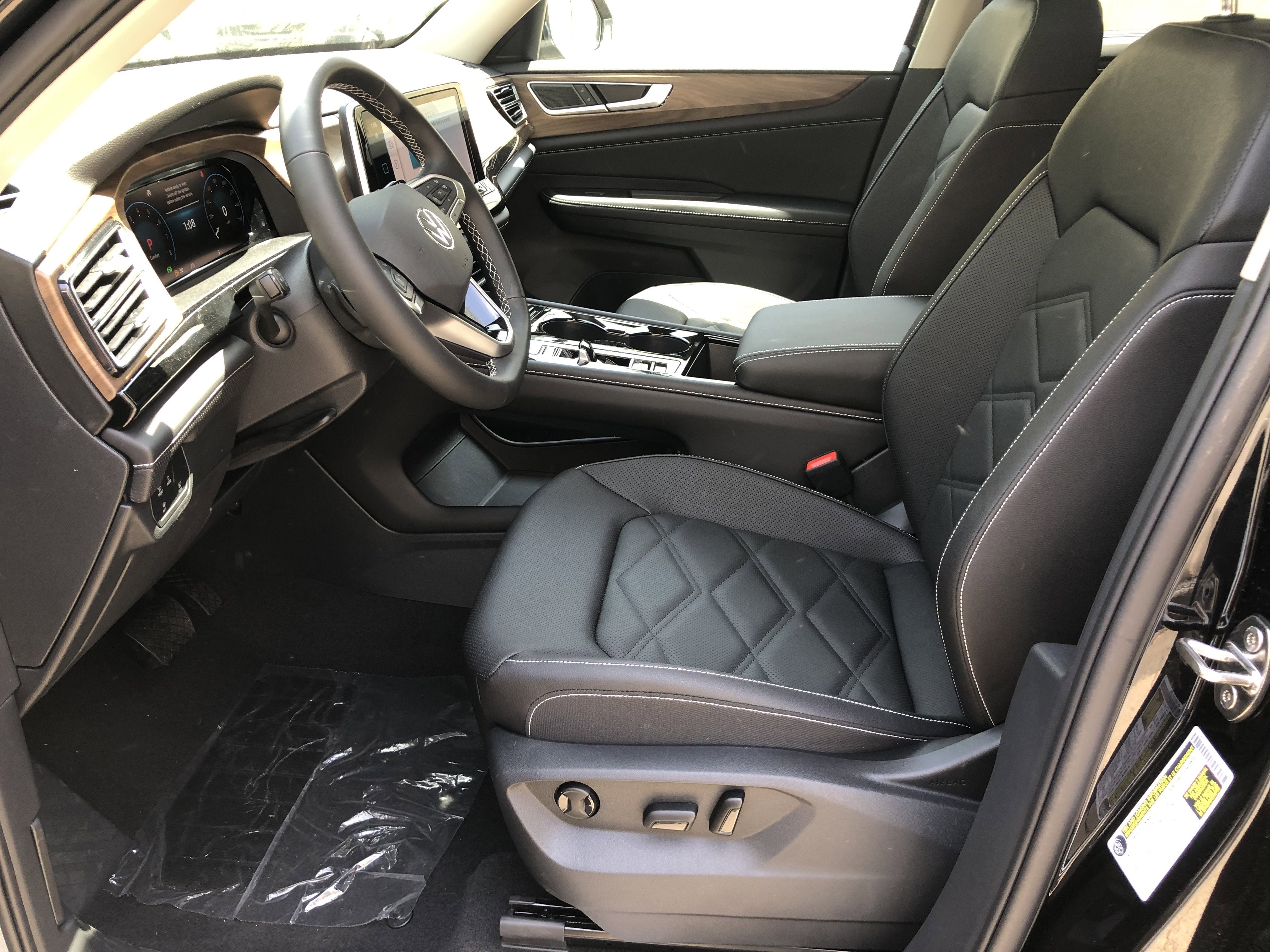 2026 Volkswagen Atlas 2.0T SE w/Technology w/captains chairs, panoramic sunroof and black wheel package