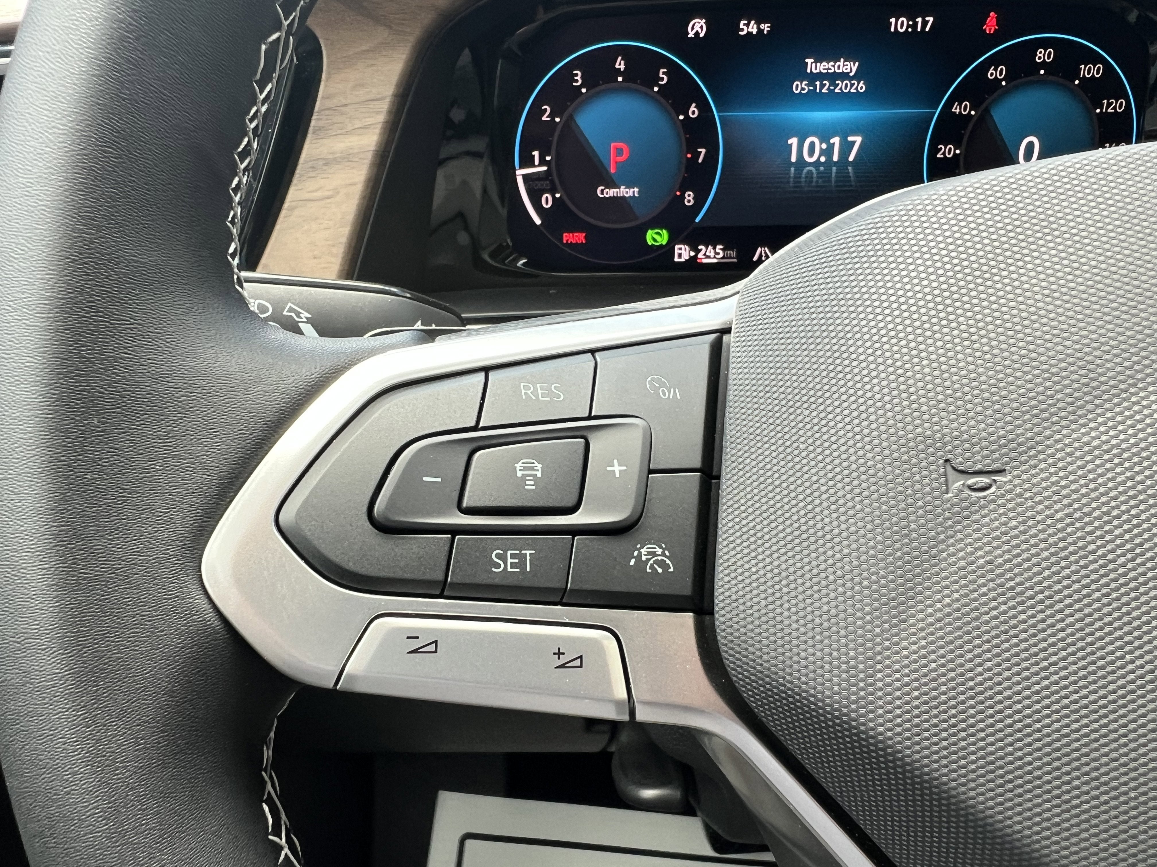 2026 Volkswagen Atlas 2.0T SE w/Technology w/panoramic sunroof and black wheel package