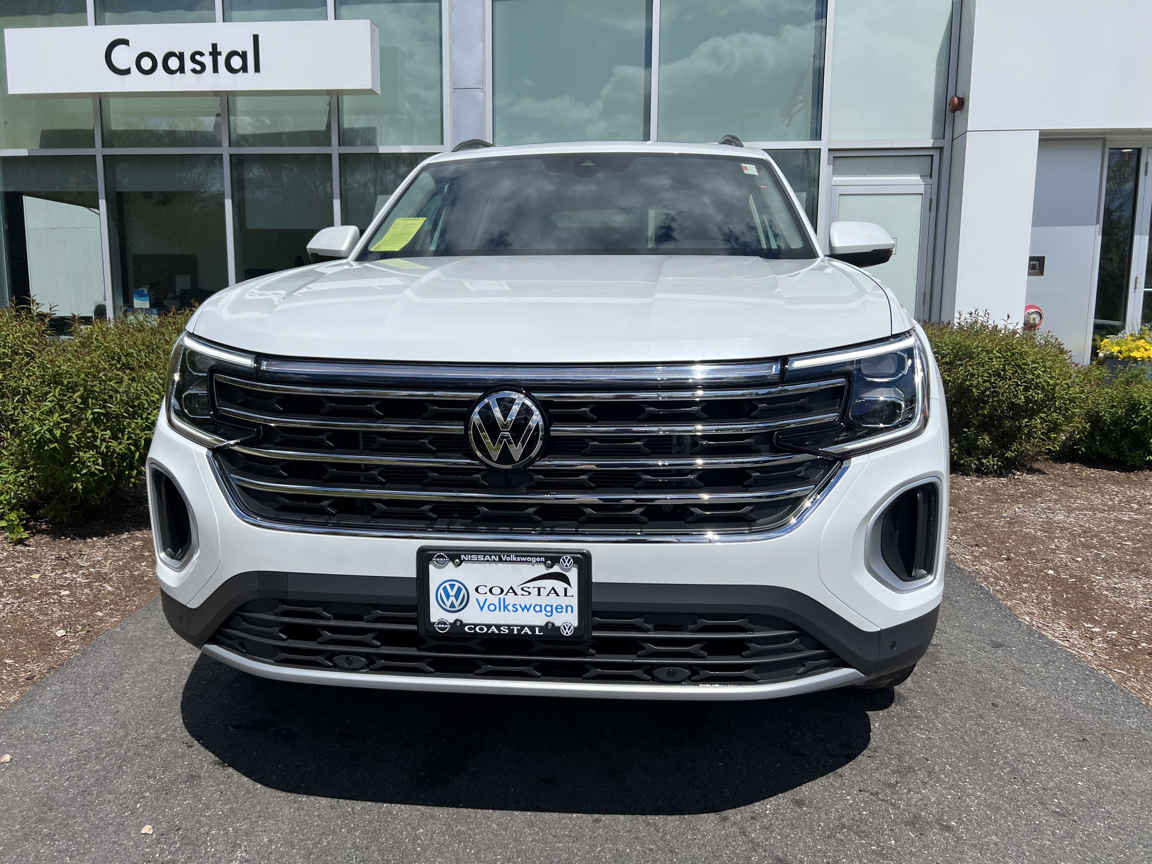 2026 Volkswagen Atlas 2.0T SE w/Technology w/panoramic sunroof and black wheel package