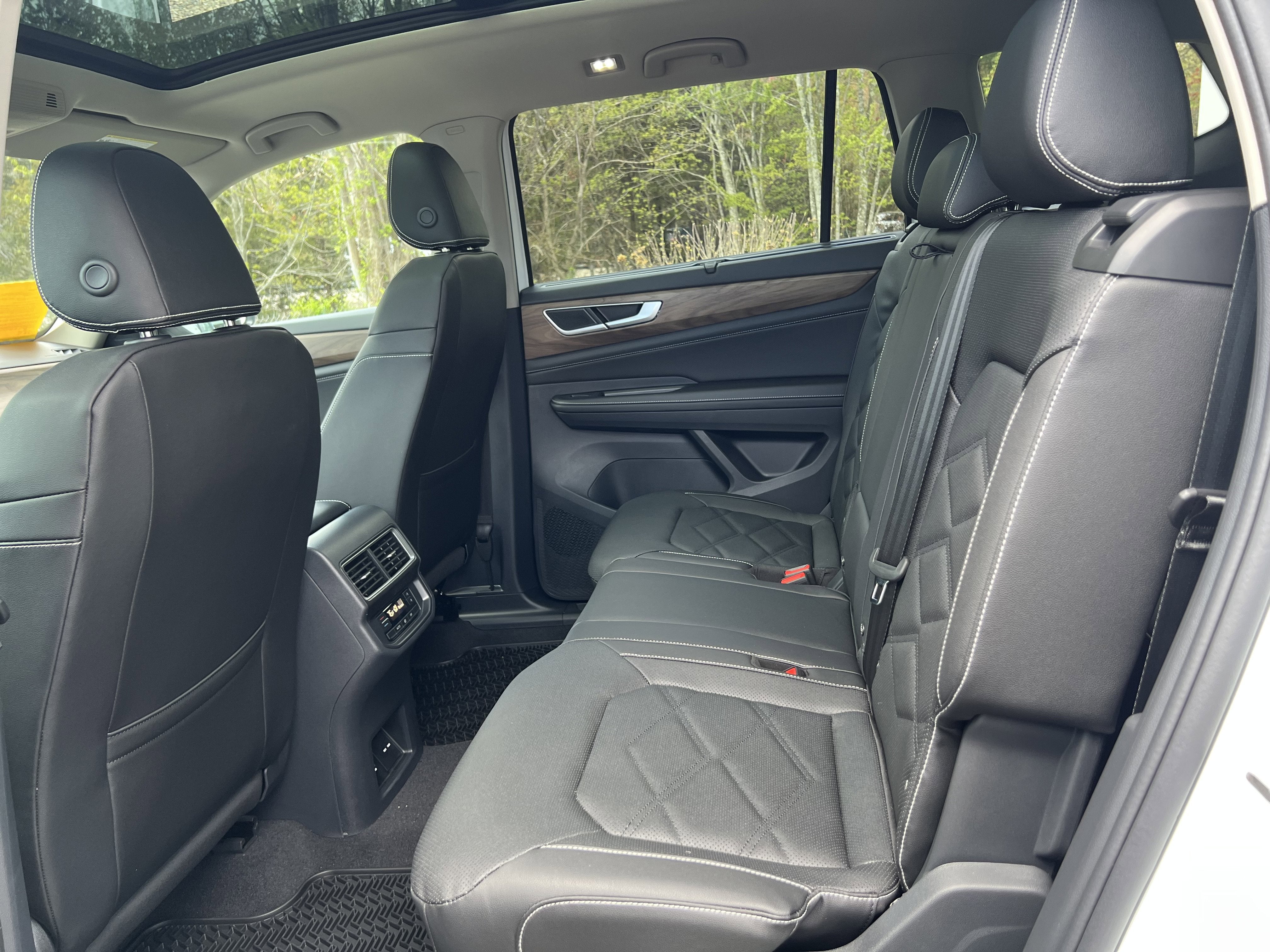 2026 Volkswagen Atlas 2.0T SE w/Technology w/panoramic sunroof and black wheel package