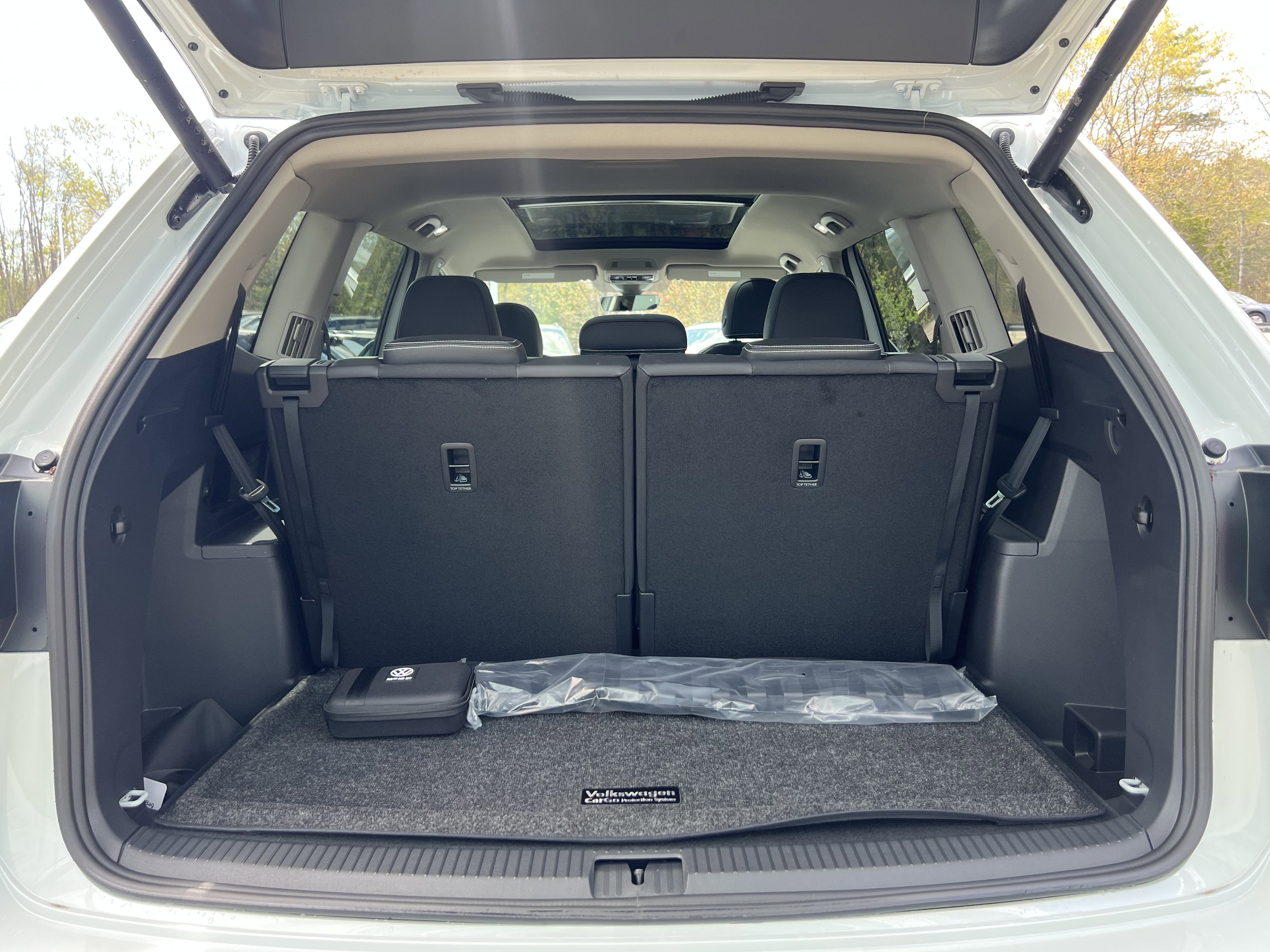 2026 Volkswagen Atlas 2.0T SE w/Technology w/panoramic sunroof and black wheel package