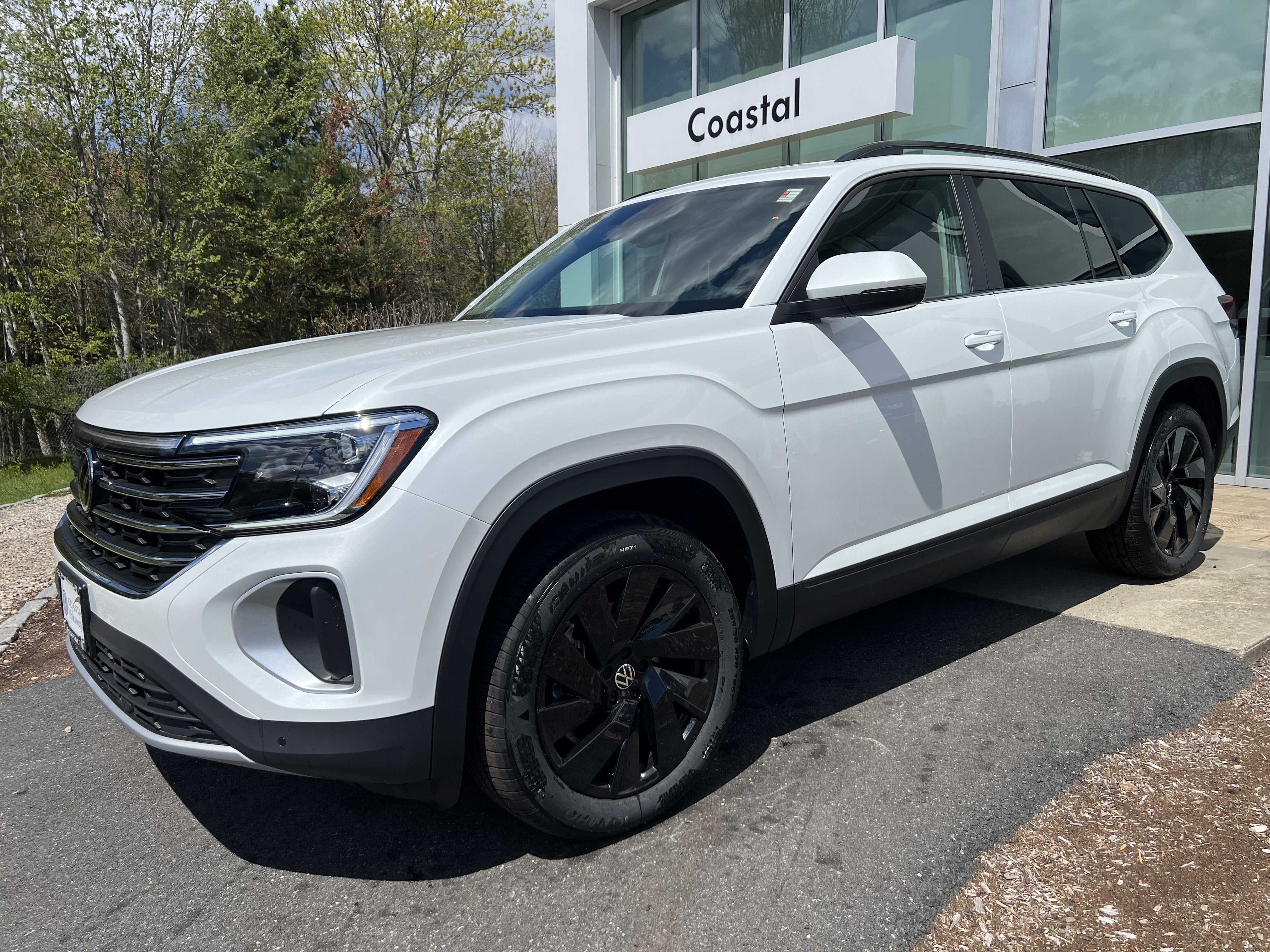 2026 Volkswagen Atlas 2.0T SE w/Technology w/panoramic sunroof and black wheel package