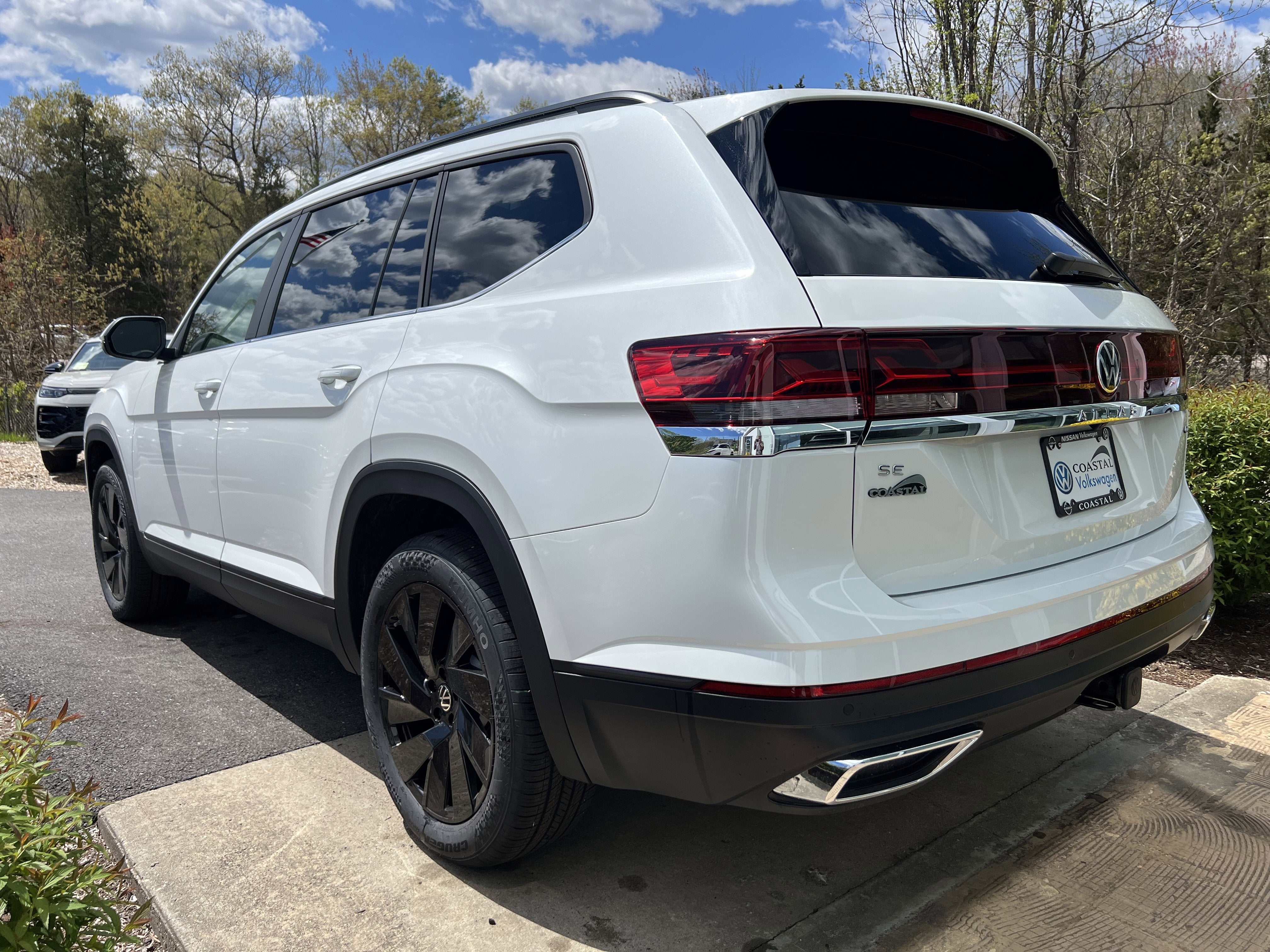 2026 Volkswagen Atlas 2.0T SE w/Technology w/panoramic sunroof and black wheel package