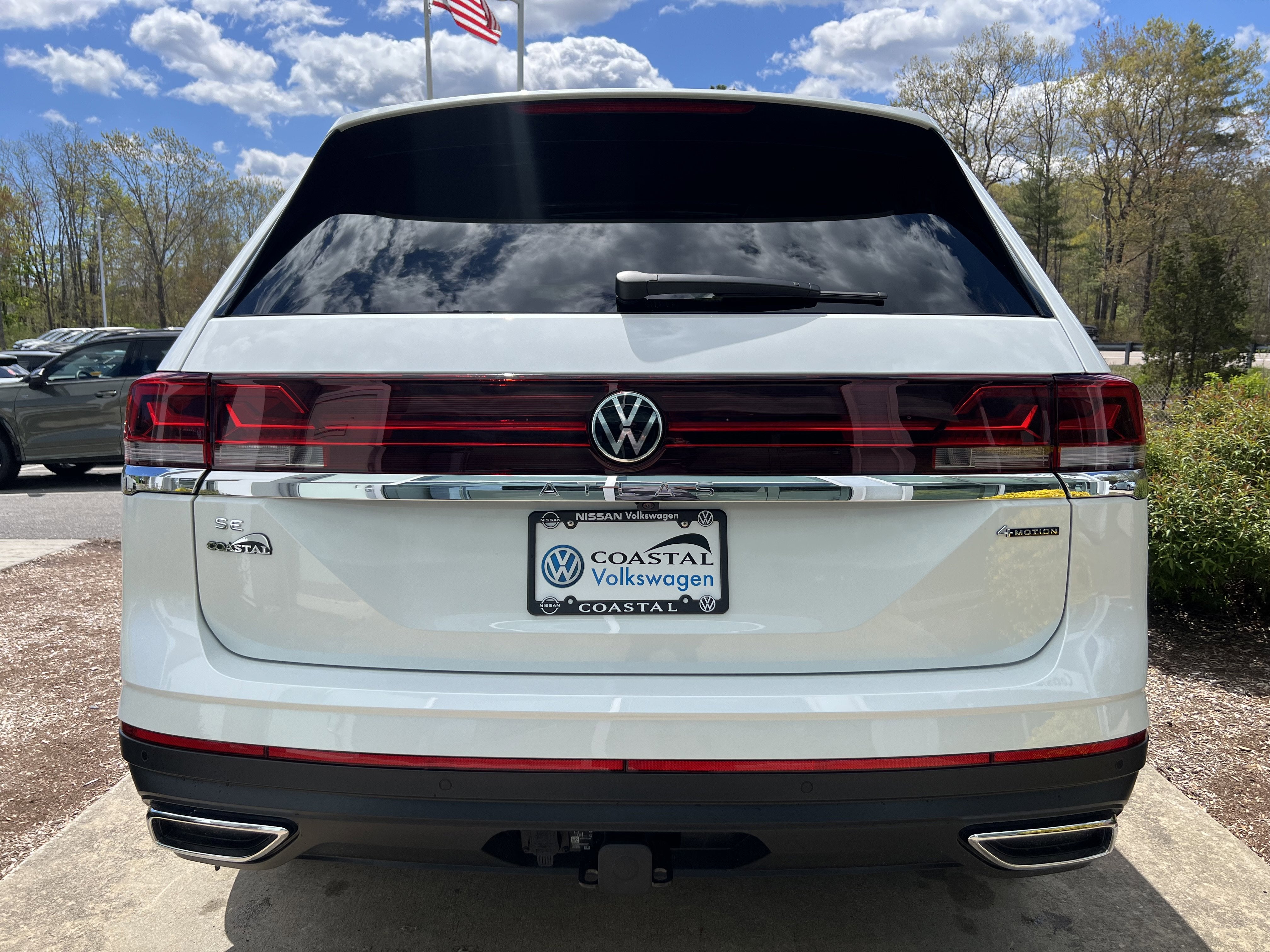 2026 Volkswagen Atlas 2.0T SE w/Technology w/panoramic sunroof and black wheel package