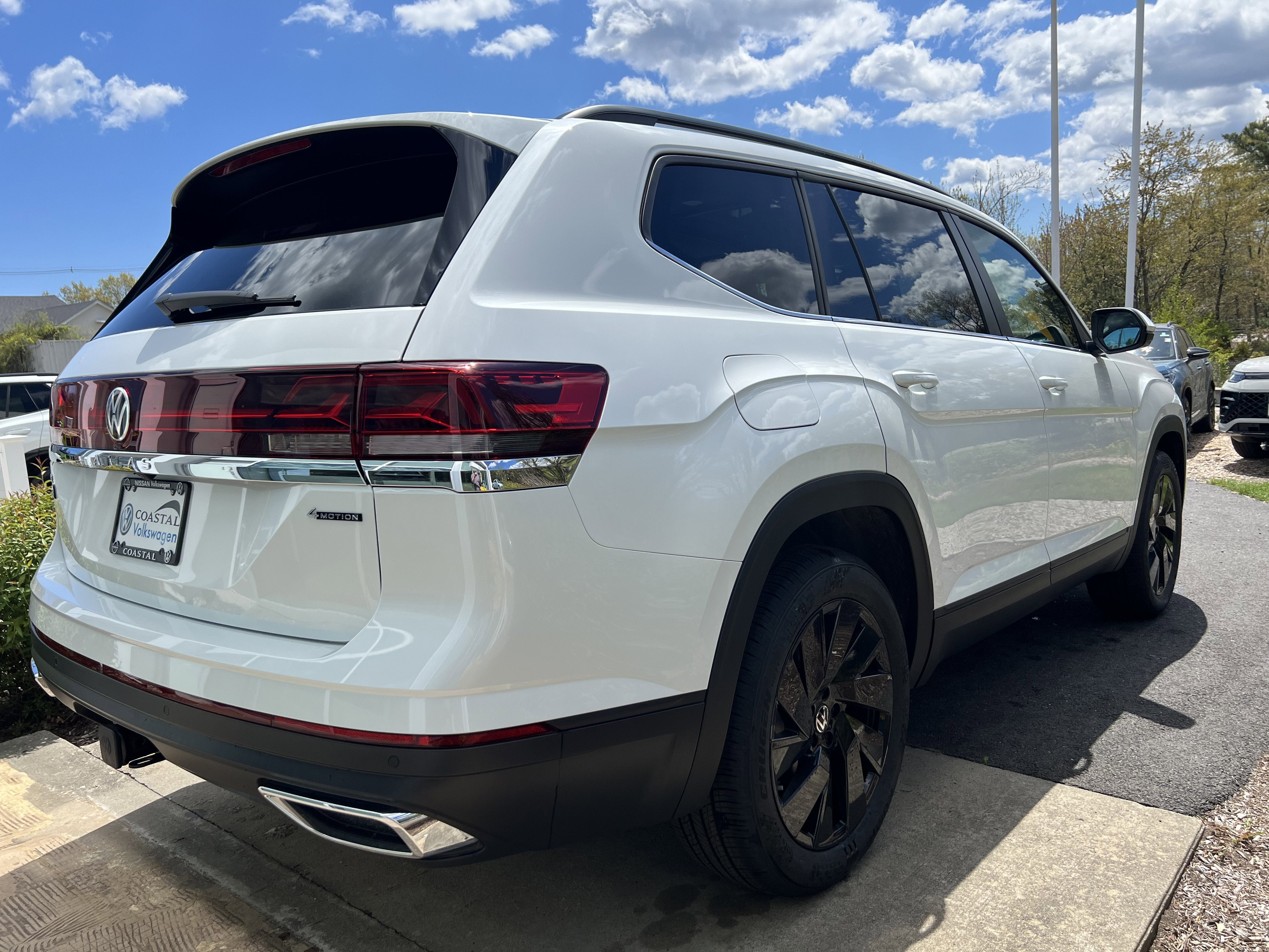 2026 Volkswagen Atlas 2.0T SE w/Technology w/panoramic sunroof and black wheel package