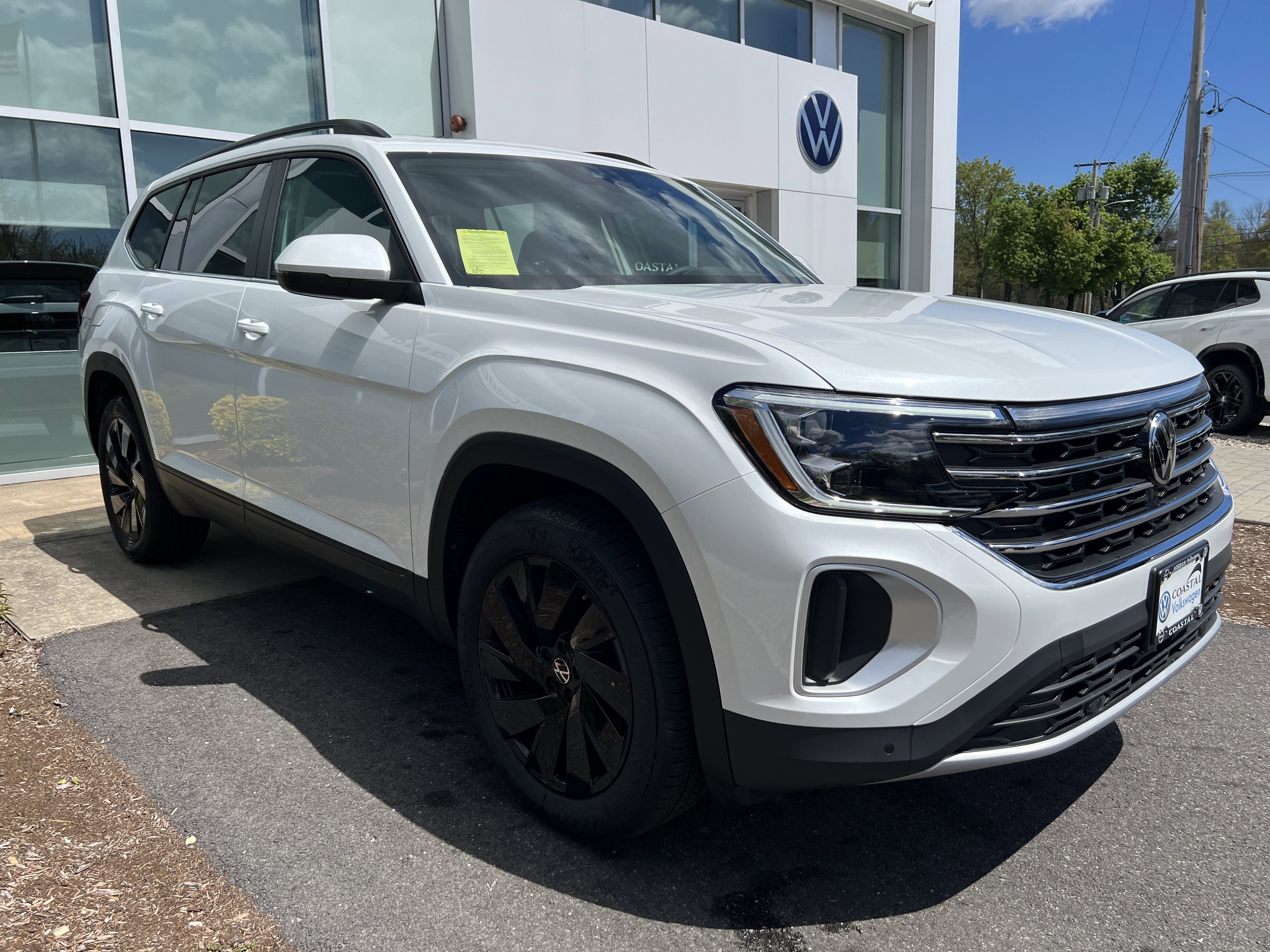 2026 Volkswagen Atlas 2.0T SE w/Technology w/panoramic sunroof and black wheel package