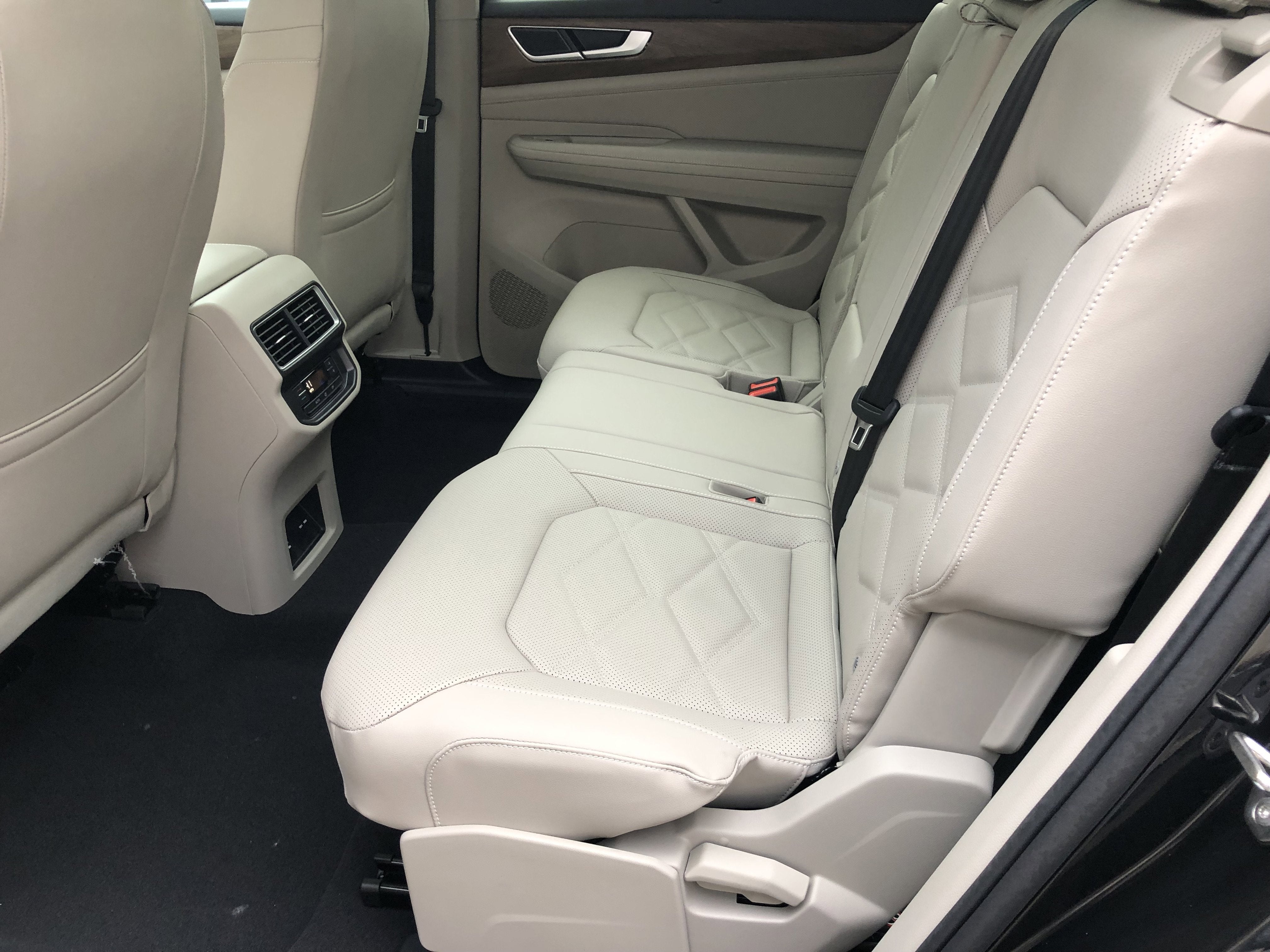 2026 Volkswagen Atlas 2.0T SE w/Technology w/panoramic sunroof and black wheel package