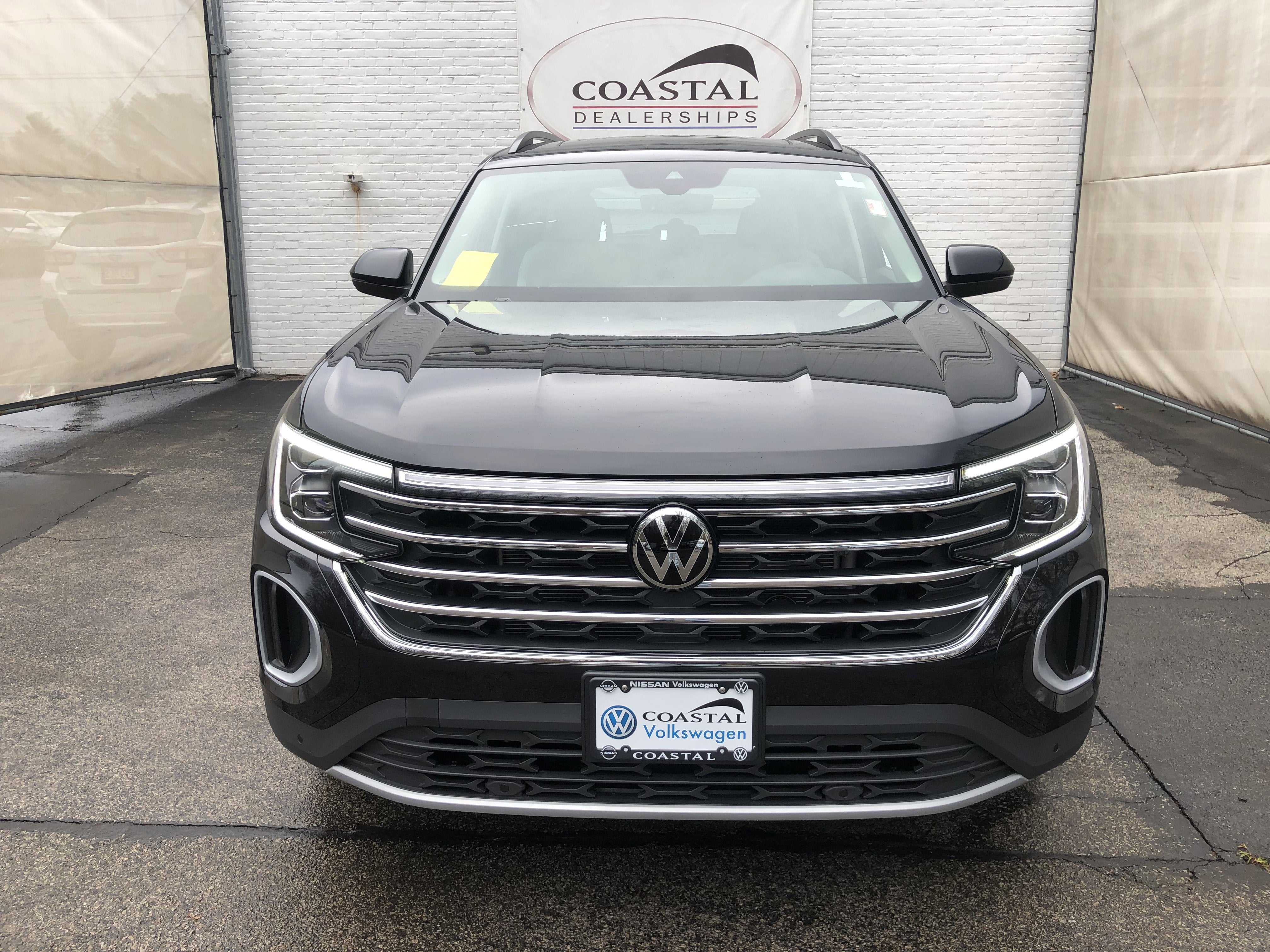 2026 Volkswagen Atlas 2.0T SE w/Technology w/panoramic sunroof and black wheel package