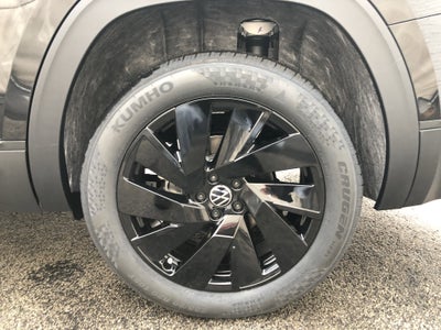 2026 Volkswagen Atlas 2.0T SE w/Technology w/panoramic sunroof and black wheel package