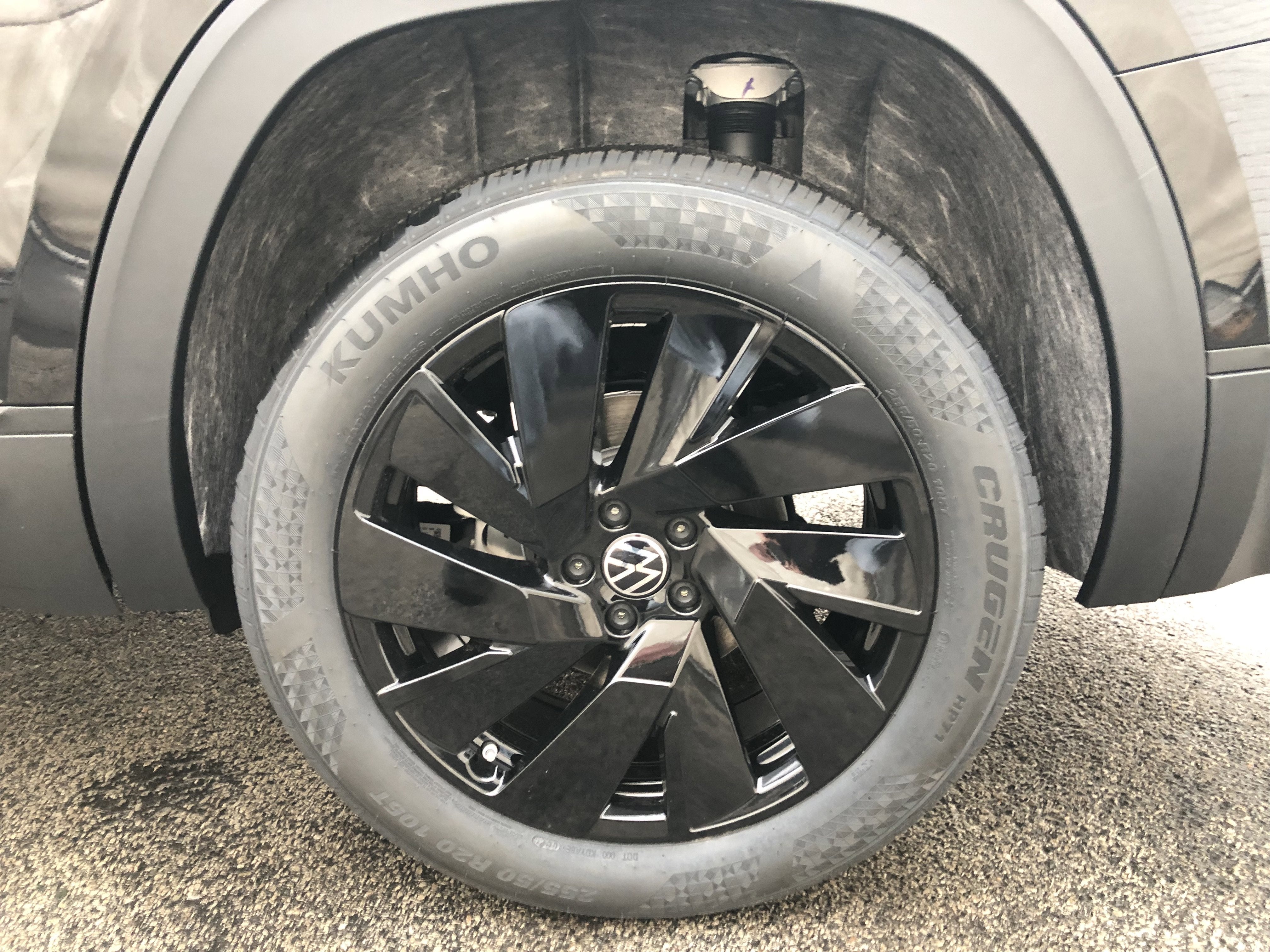 2026 Volkswagen Atlas 2.0T SE w/Technology w/panoramic sunroof and black wheel package