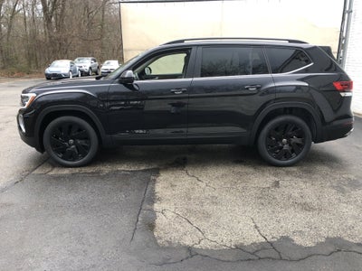 2026 Volkswagen Atlas 2.0T SE w/Technology w/panoramic sunroof and black wheel package
