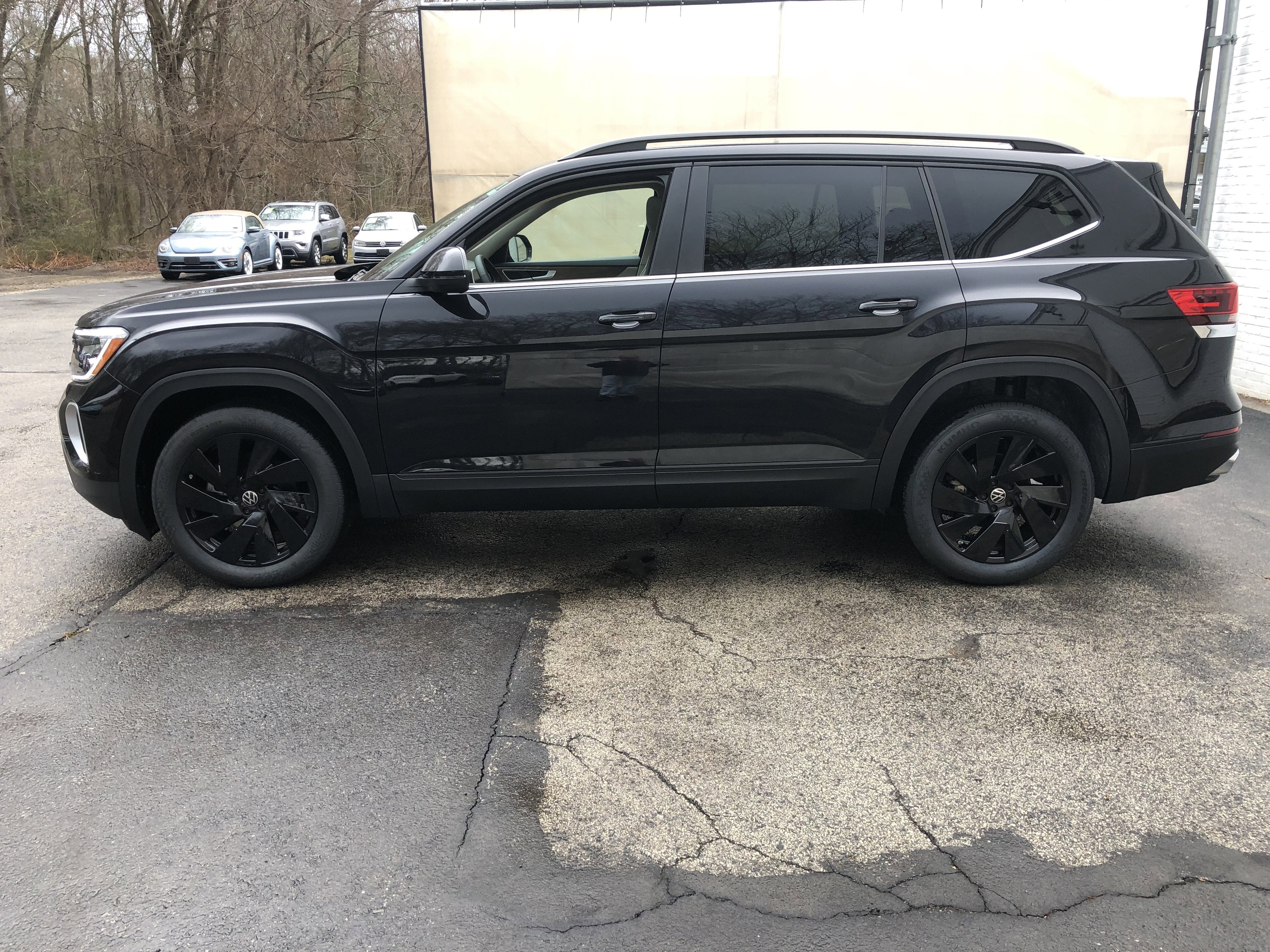2026 Volkswagen Atlas 2.0T SE w/Technology w/panoramic sunroof and black wheel package