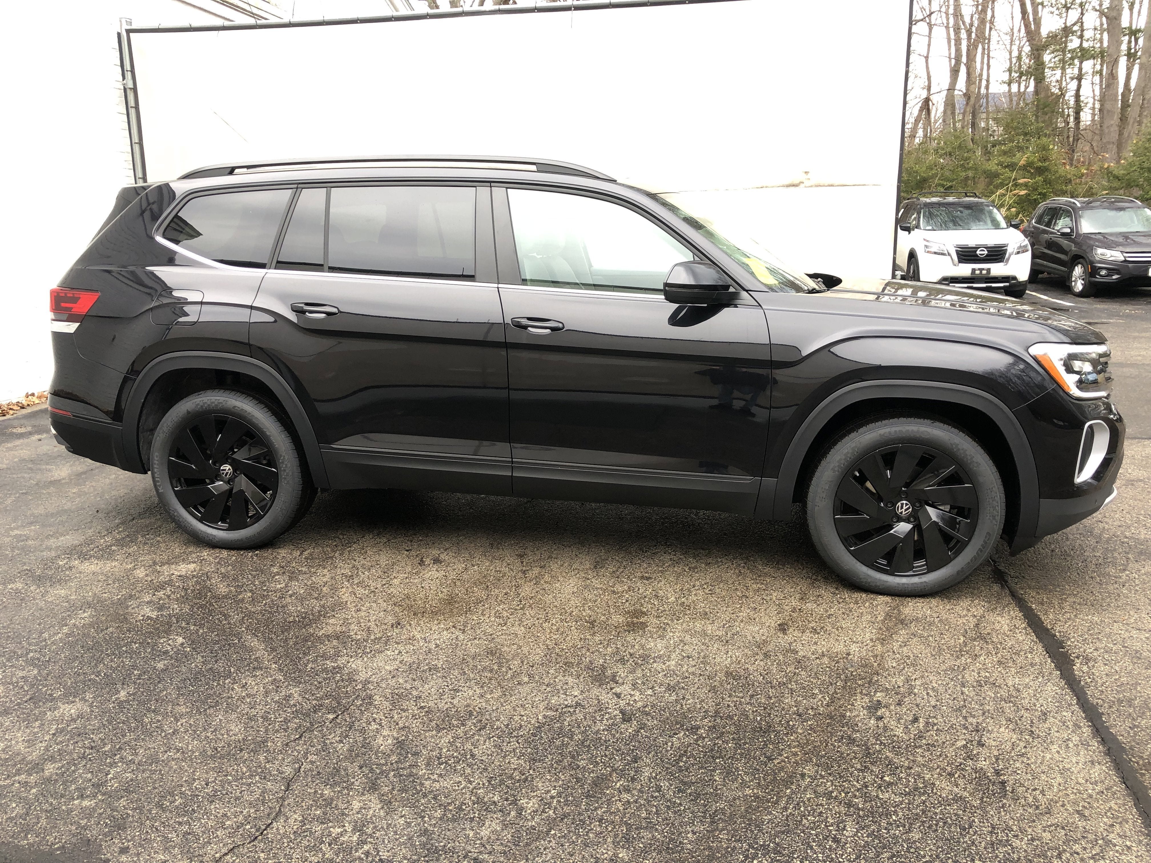 2026 Volkswagen Atlas 2.0T SE w/Technology w/panoramic sunroof and black wheel package