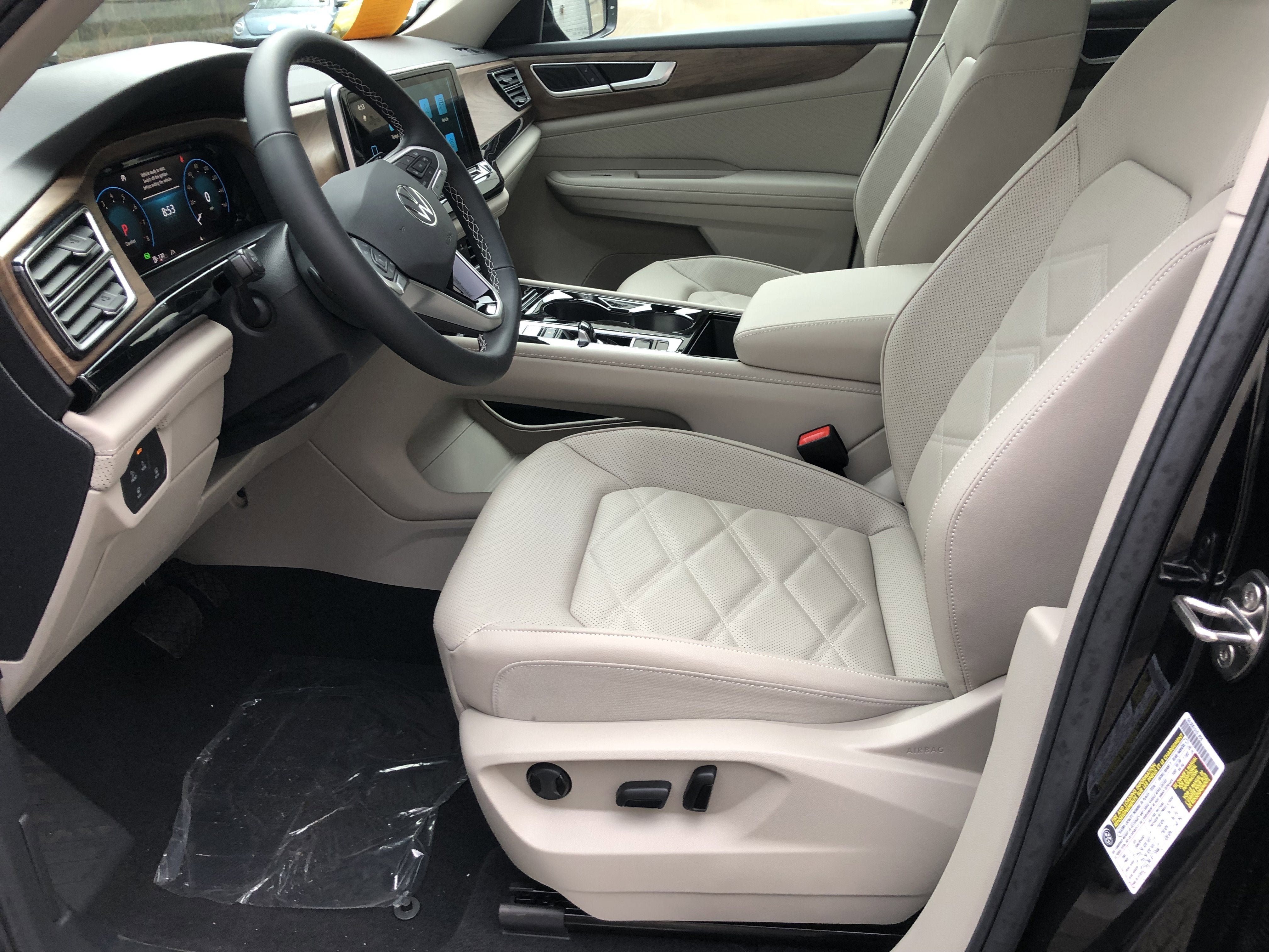 2026 Volkswagen Atlas 2.0T SE w/Technology w/panoramic sunroof and black wheel package