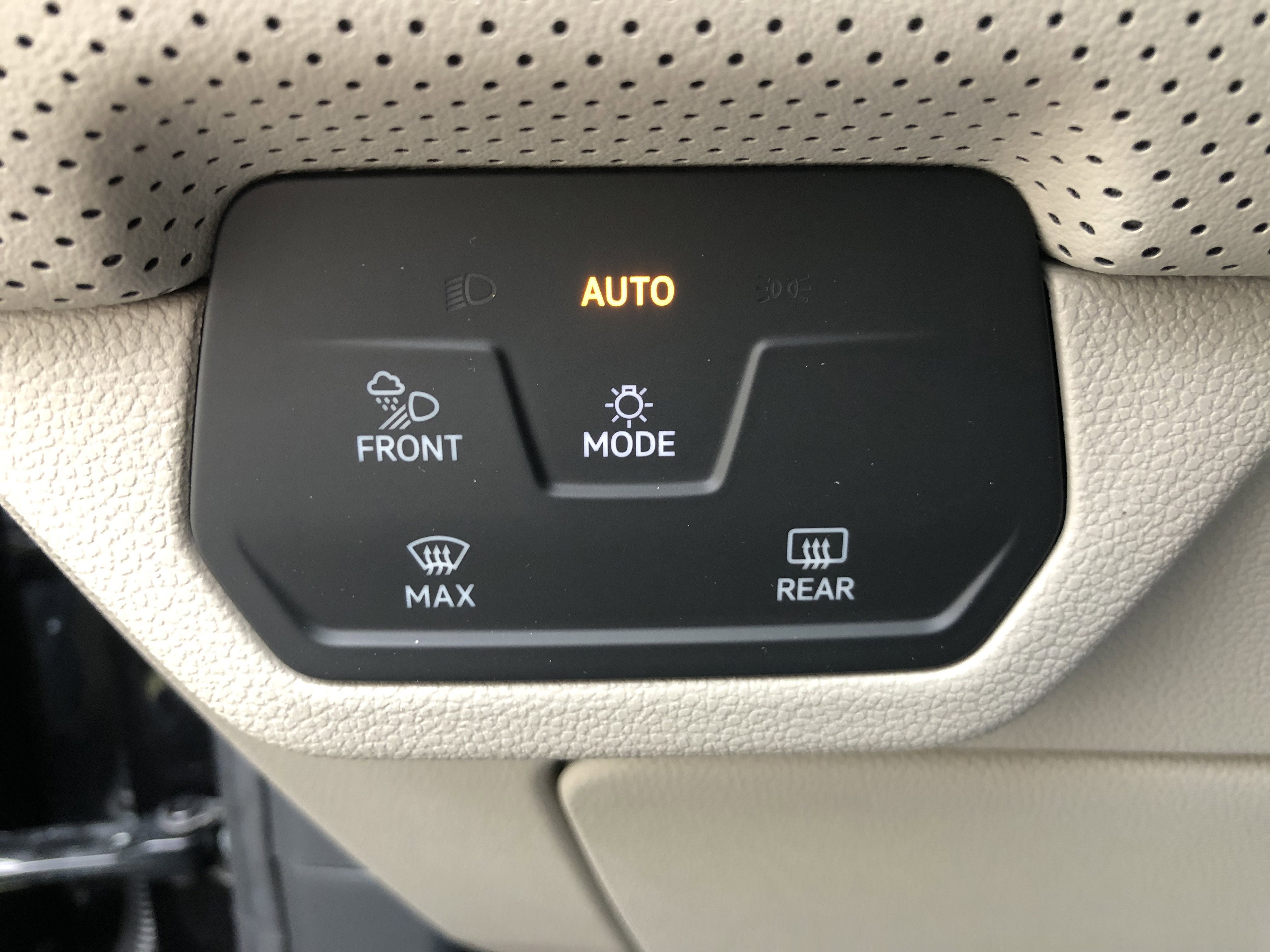 2026 Volkswagen Atlas 2.0T SE w/Technology w/panoramic sunroof and black wheel package