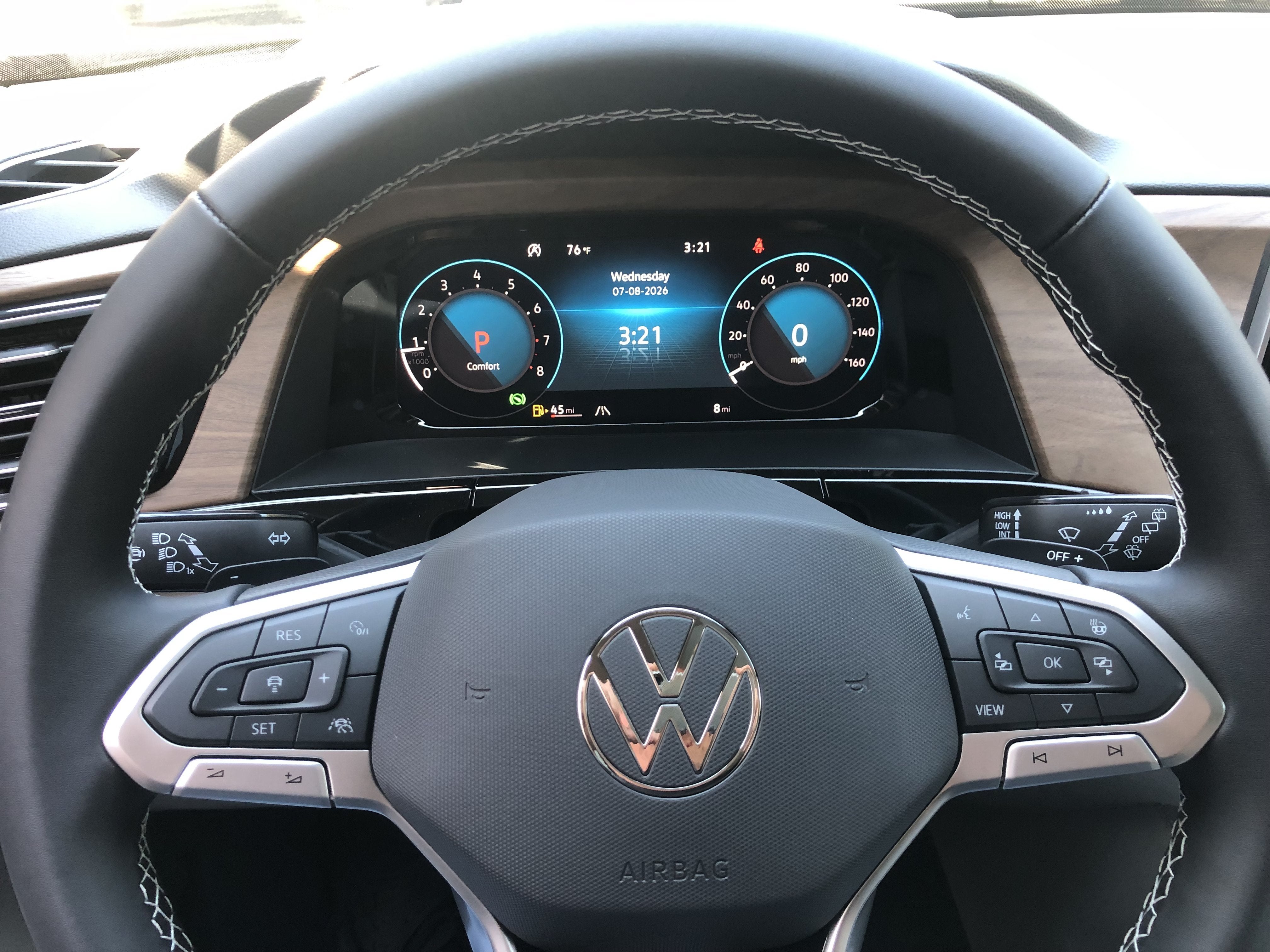 2026 Volkswagen Atlas 2.0T SE w/Technology w/panoramic sunroof and black wheel package
