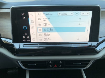 2026 Volkswagen Atlas 2.0T SE w/Technology w/panoramic sunroof and black wheel package