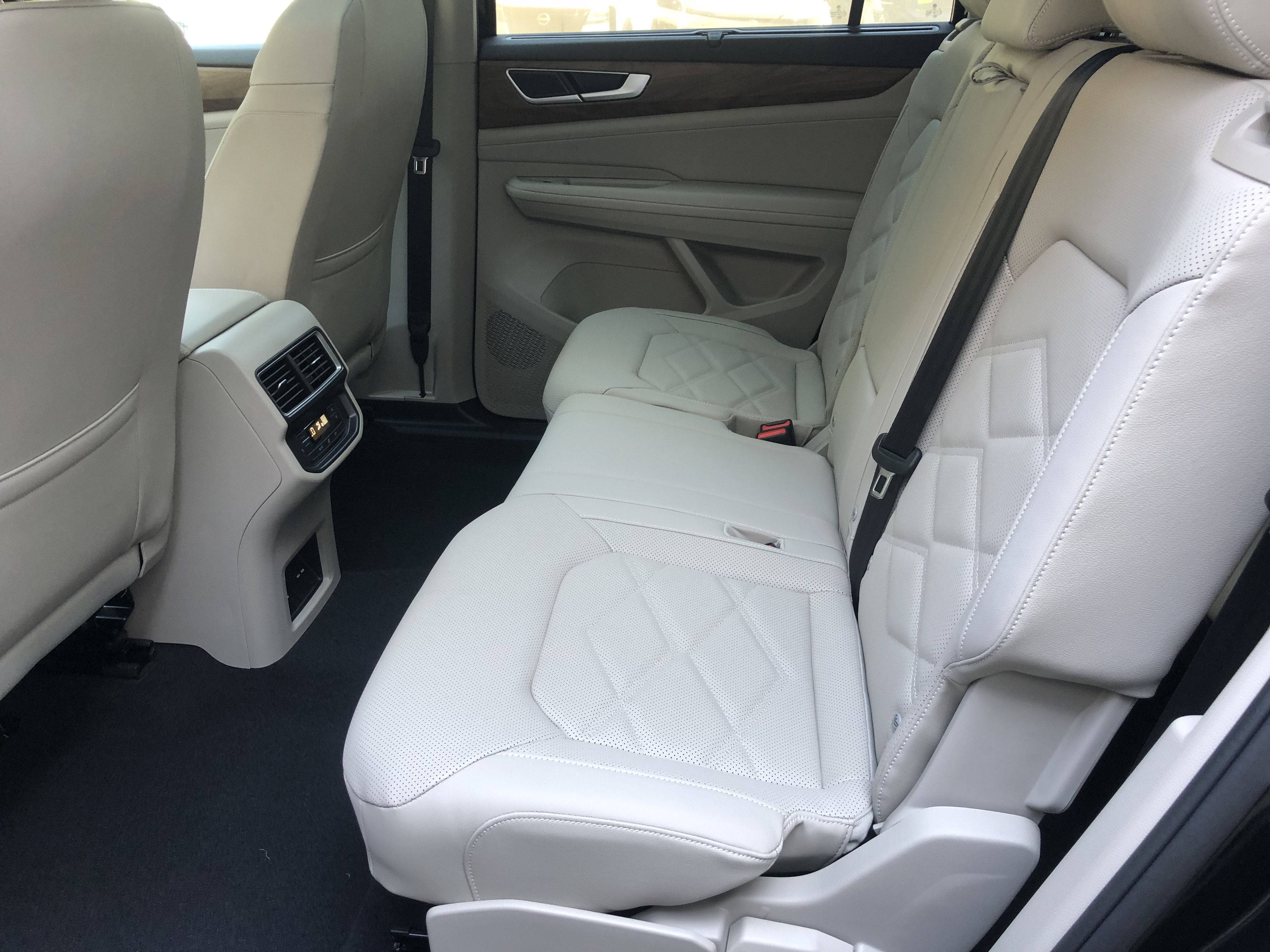2026 Volkswagen Atlas 2.0T SE w/Technology w/panoramic sunroof and black wheel package
