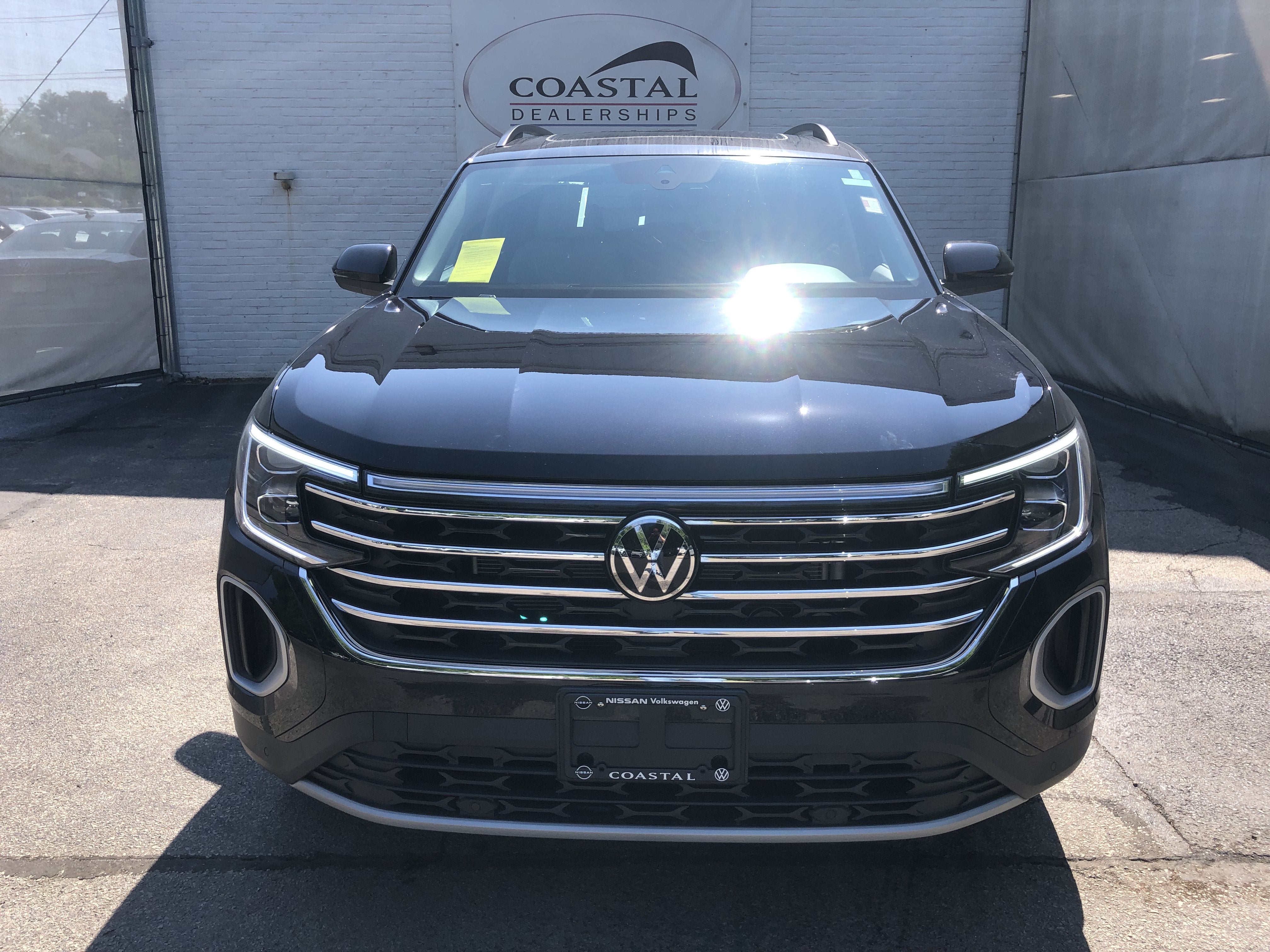 2026 Volkswagen Atlas 2.0T SE w/Technology w/panoramic sunroof and black wheel package