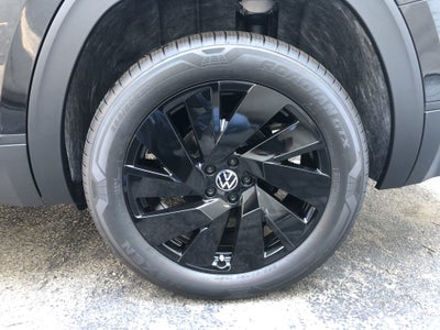 2026 Volkswagen Atlas 2.0T SE w/Technology w/panoramic sunroof and black wheel package