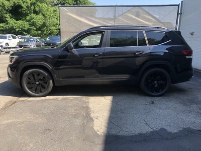 2026 Volkswagen Atlas 2.0T SE w/Technology w/panoramic sunroof and black wheel package