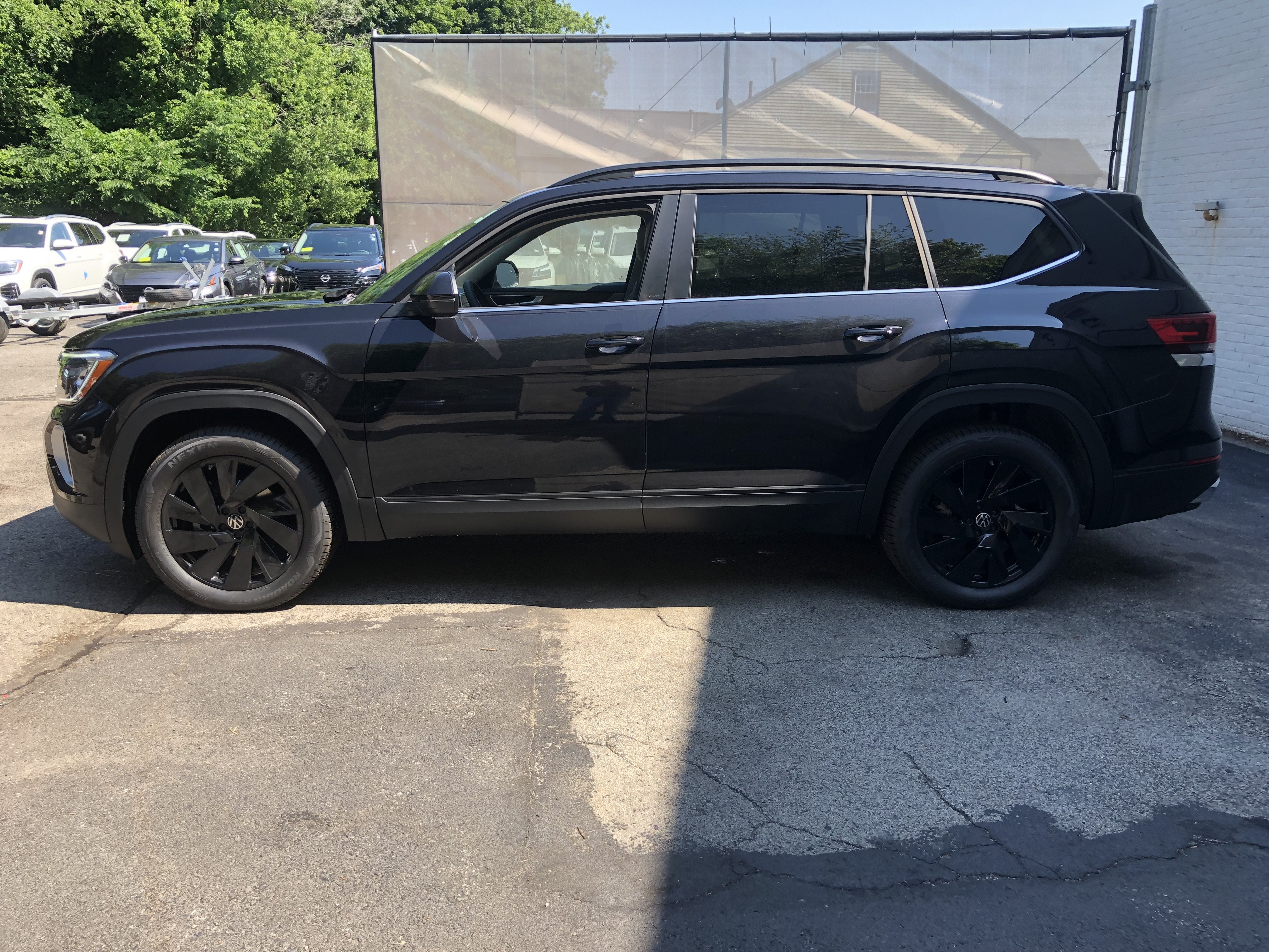 2026 Volkswagen Atlas 2.0T SE w/Technology w/panoramic sunroof and black wheel package