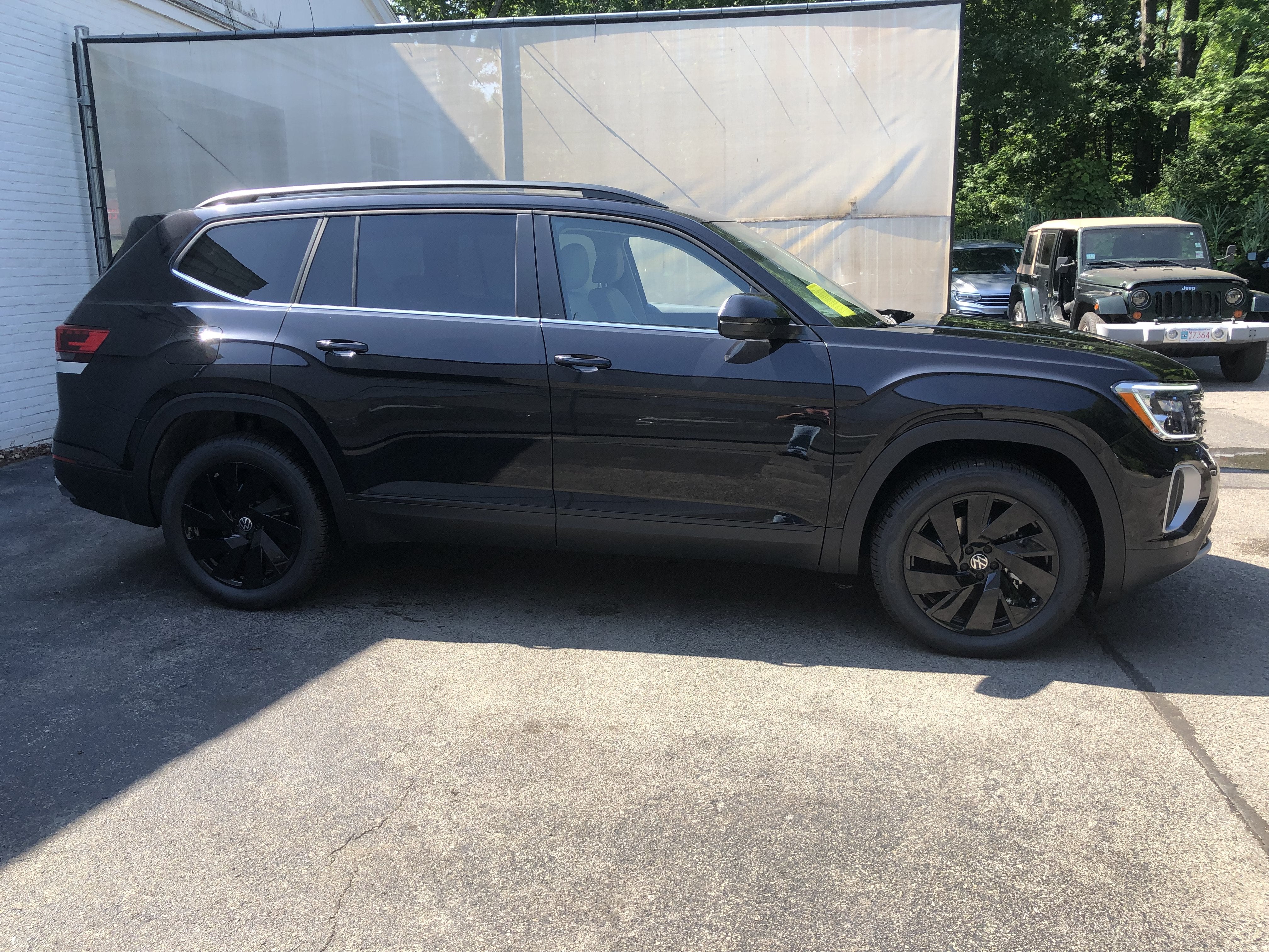 2026 Volkswagen Atlas 2.0T SE w/Technology w/panoramic sunroof and black wheel package