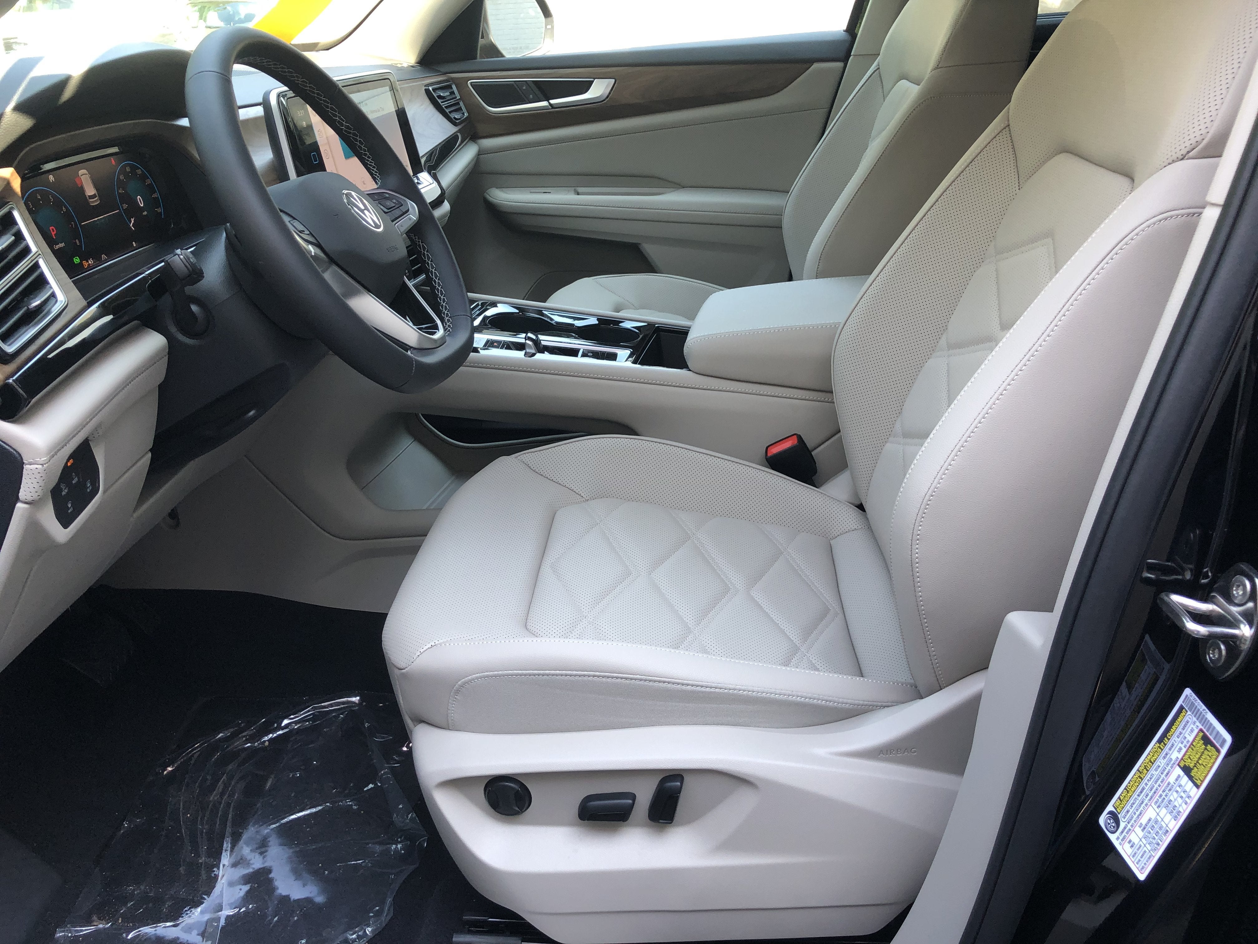 2026 Volkswagen Atlas 2.0T SE w/Technology w/panoramic sunroof and black wheel package