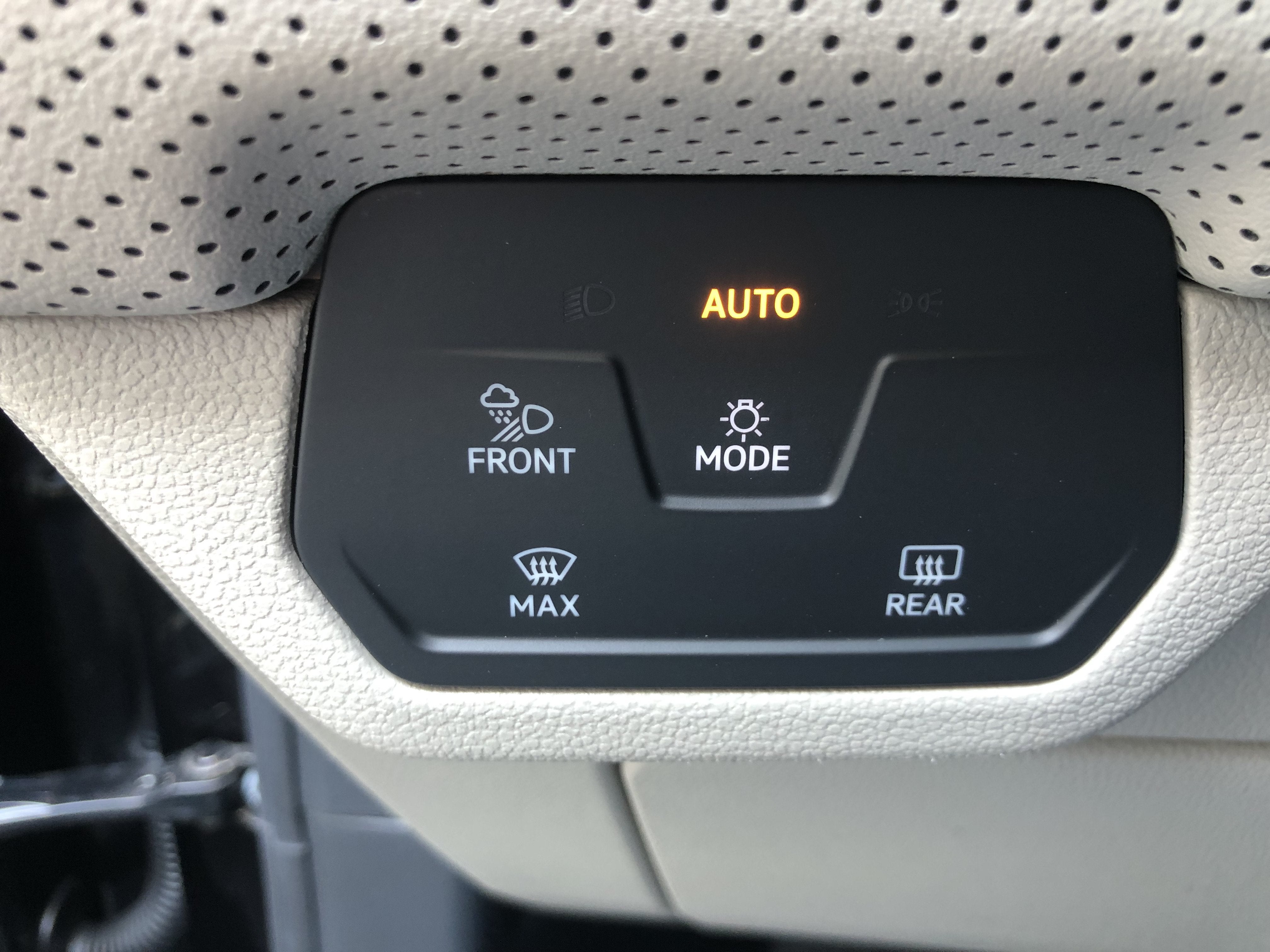 2026 Volkswagen Atlas 2.0T SE w/Technology w/panoramic sunroof and black wheel package