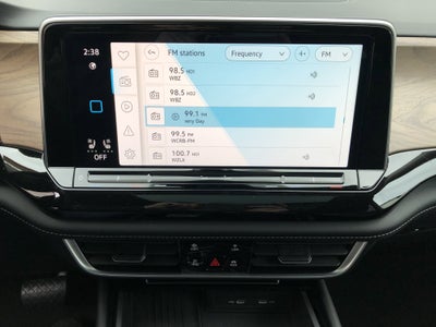 2026 Volkswagen Atlas 2.0T SE w/Technology w/captains chairs and panoramic sunroof