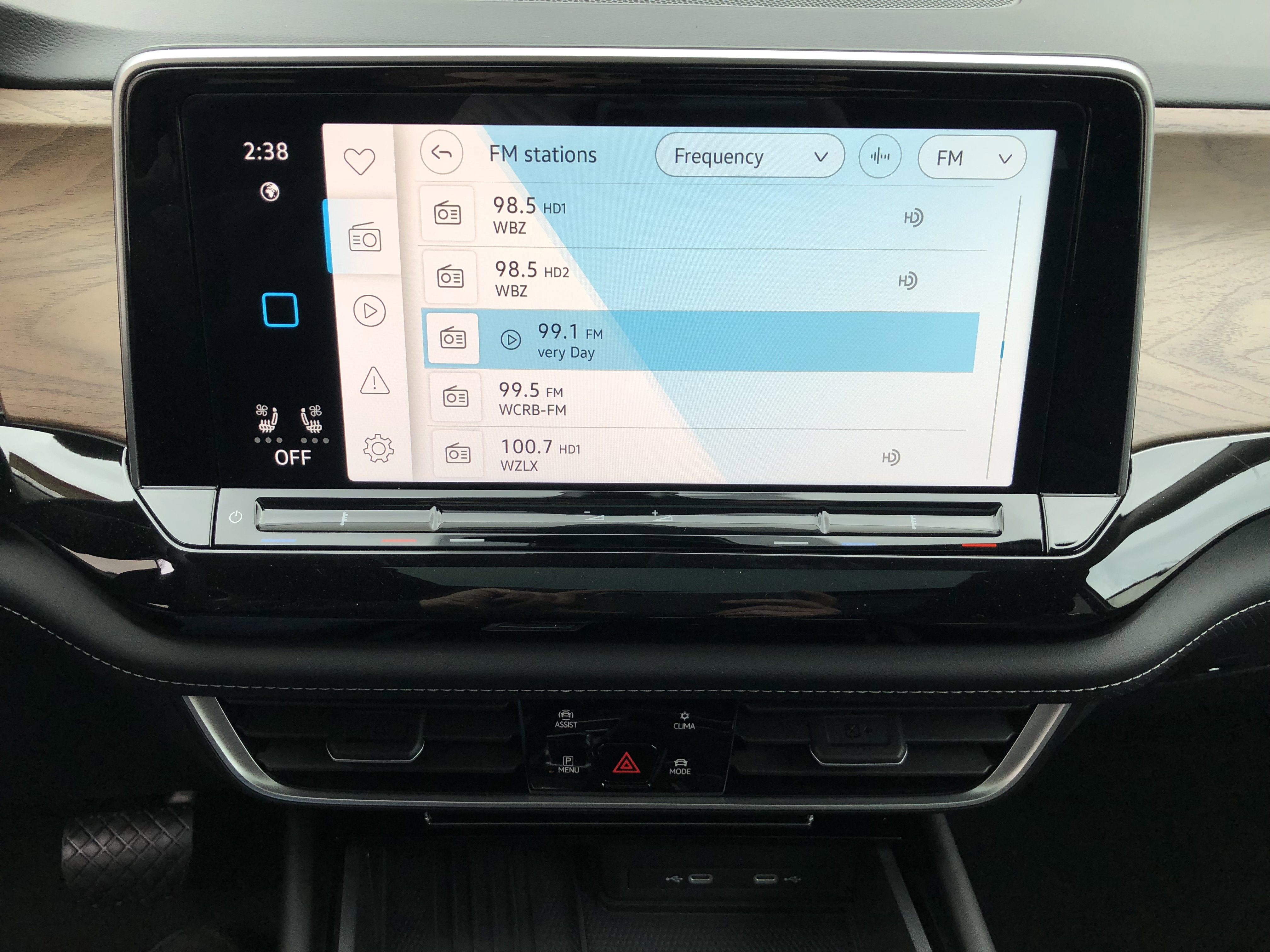 2026 Volkswagen Atlas 2.0T SE w/Technology w/captains chairs and panoramic sunroof